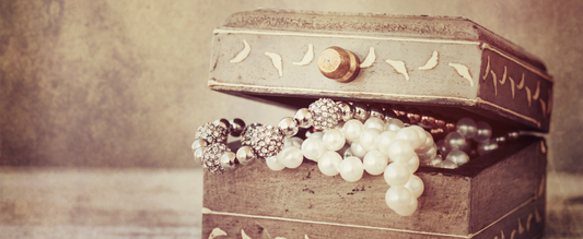 The Allure of Vintage Jewelry: Exploring Timeless Elegance