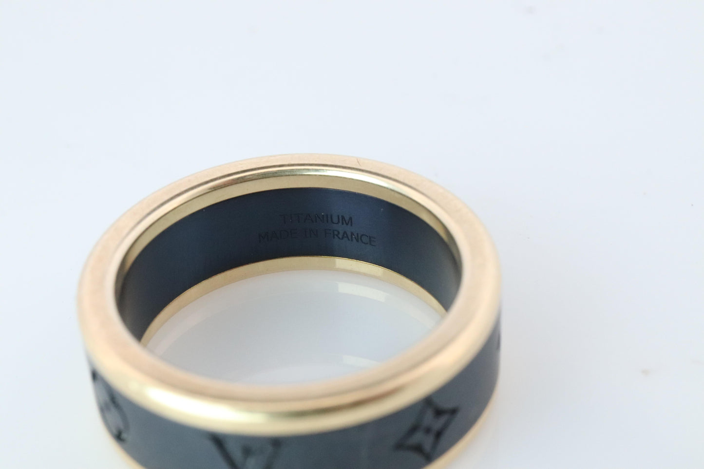 PreOwned Louis Vuitton Band. 18k Titanium Les Gastons Embossed Wide Ring.
