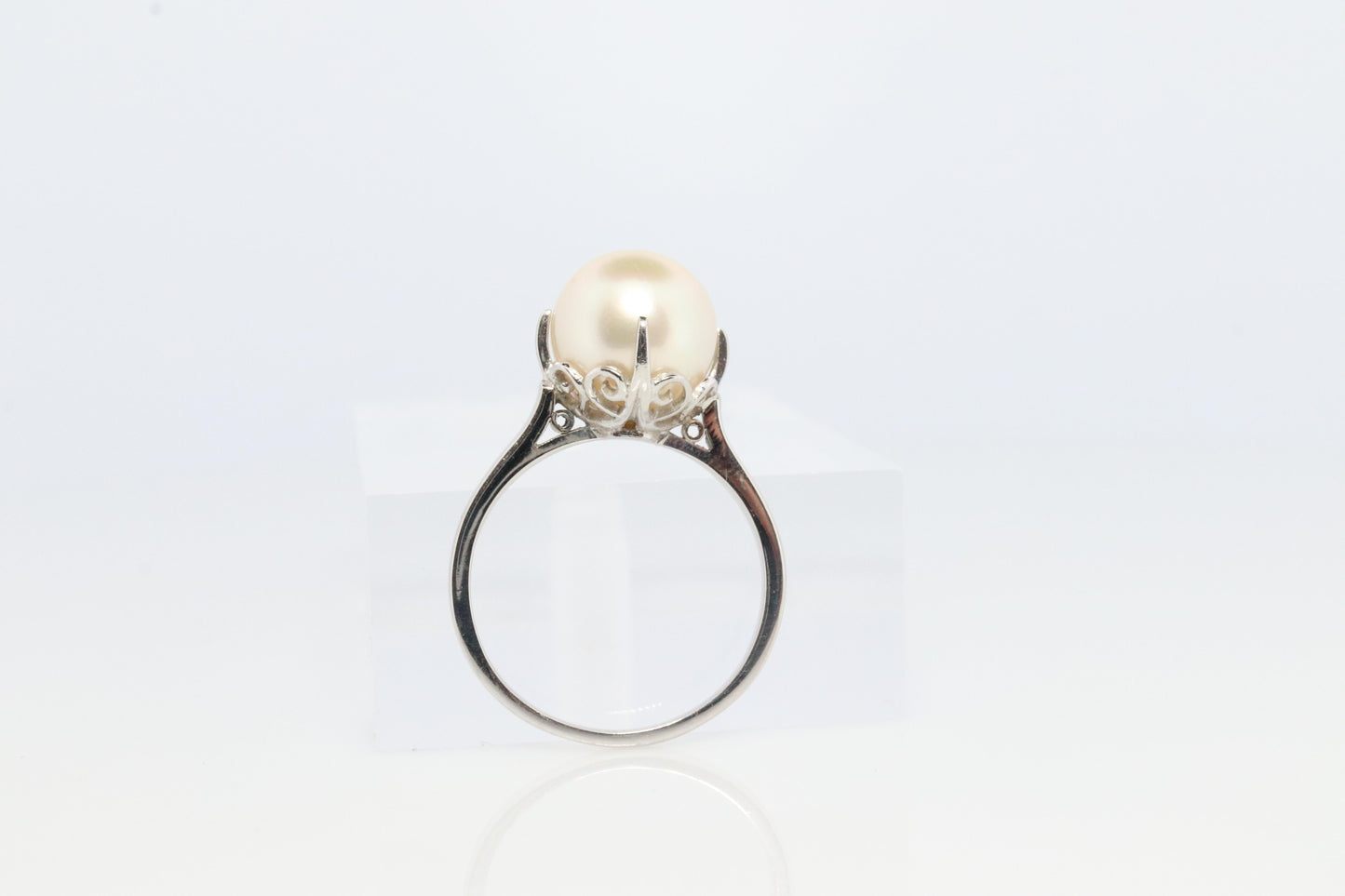Mikimoto Ring. Vintage Platinum Mikimoto Diamond Pearl ring. PT900 Claw Pearl
