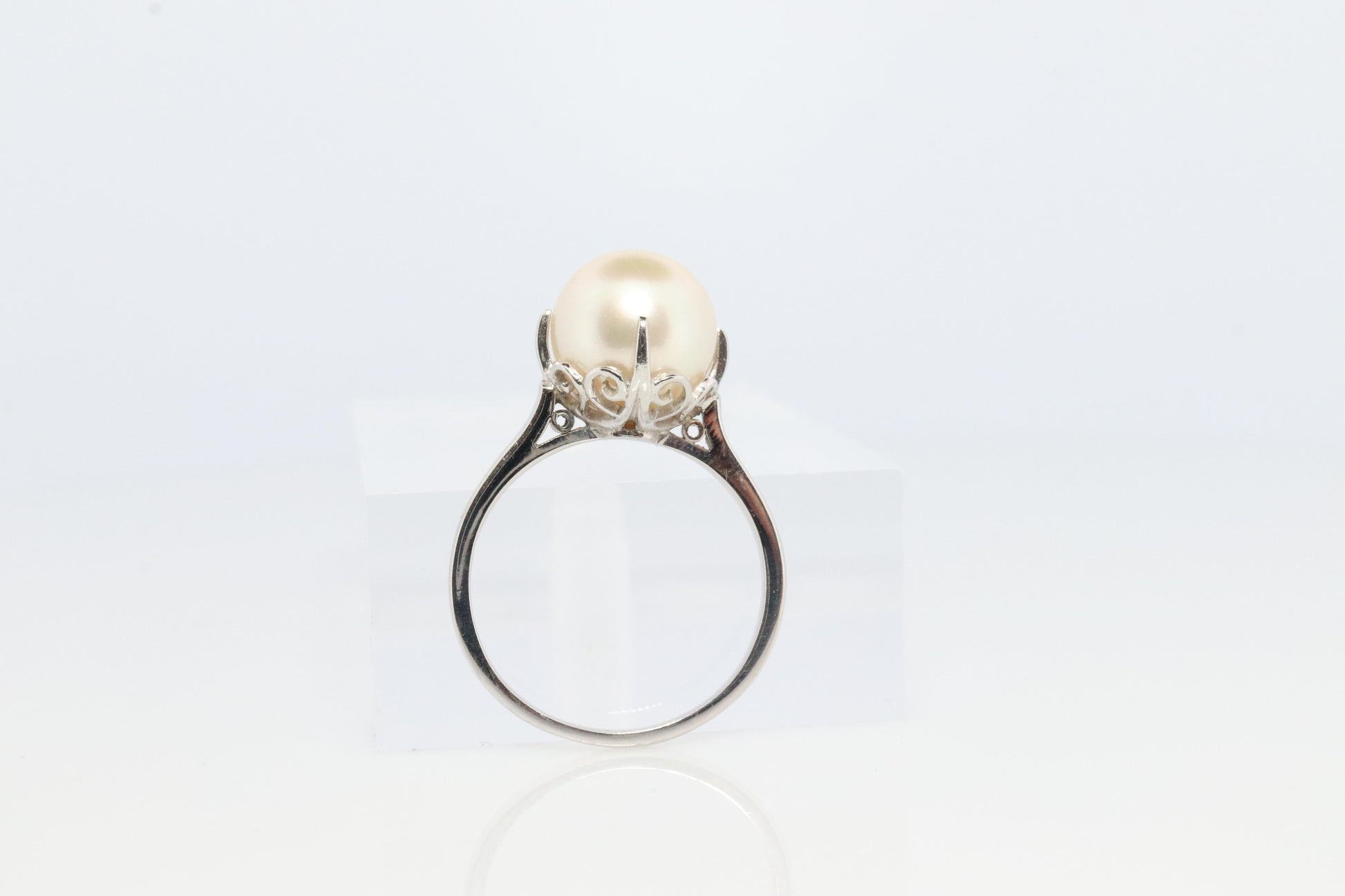 Mikimoto Ring. Vintage Platinum Mikimoto Diamond Pearl ring. PT900 Claw Pearl
