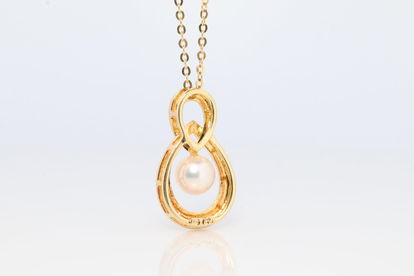 Mikimoto Pendant. Vintage 18k Gold Mikimoto Pearl Diamond Necklace.