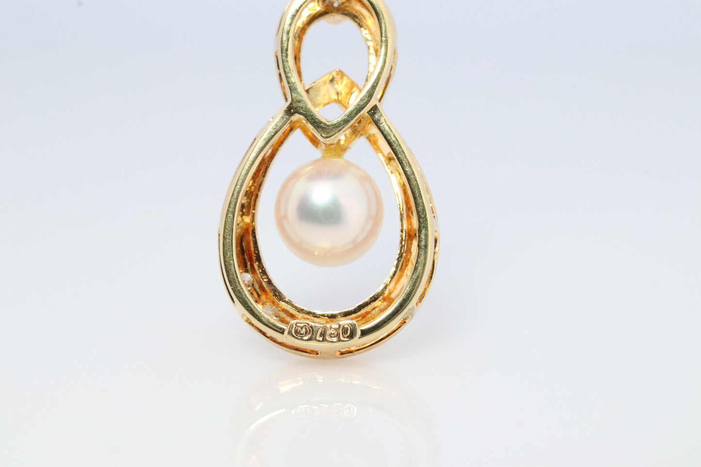 Mikimoto Pendant. Vintage 18k Gold Mikimoto Pearl Diamond Necklace.