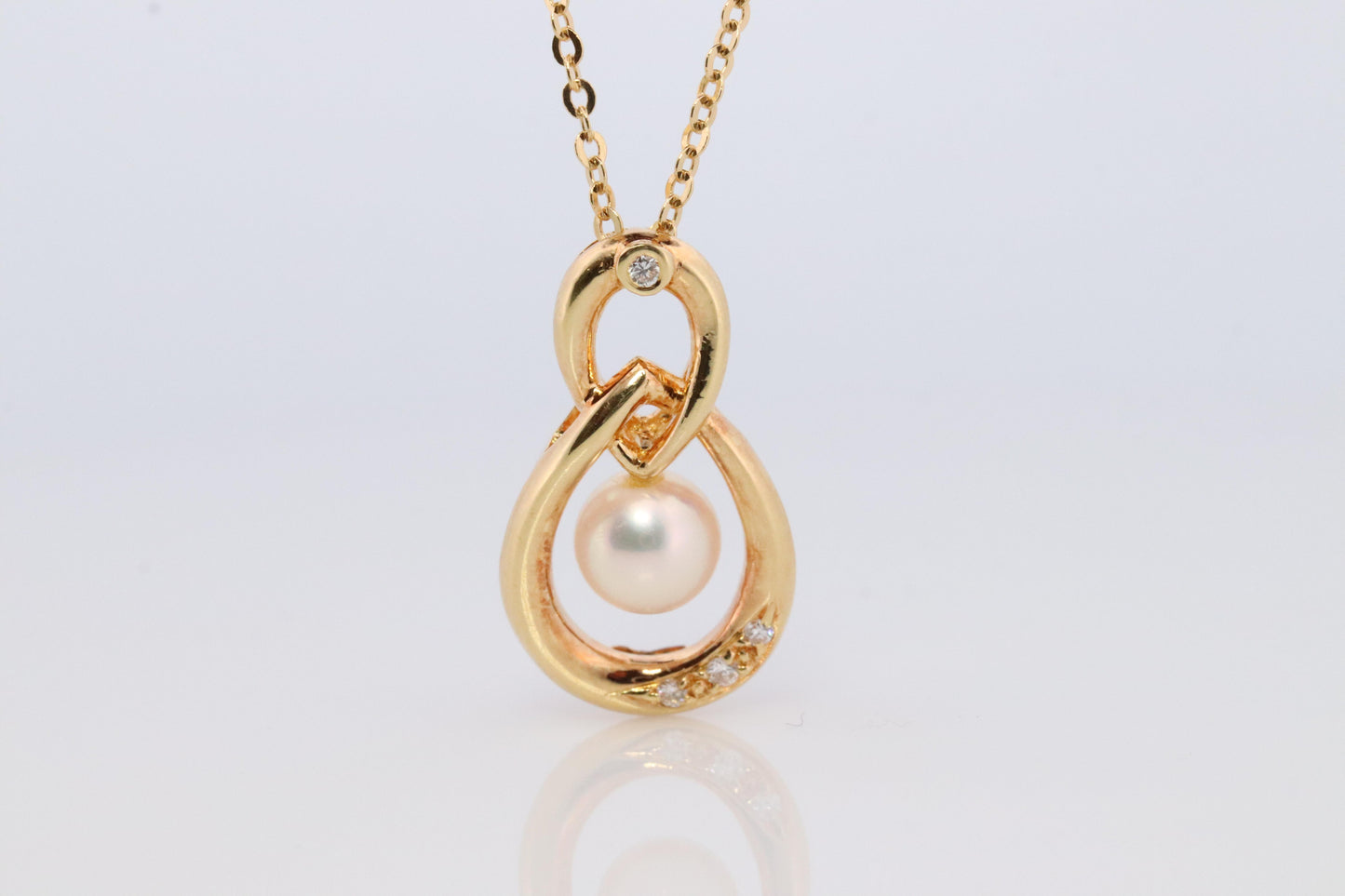 Mikimoto Pendant. Vintage 18k Gold Mikimoto Pearl Diamond Necklace.