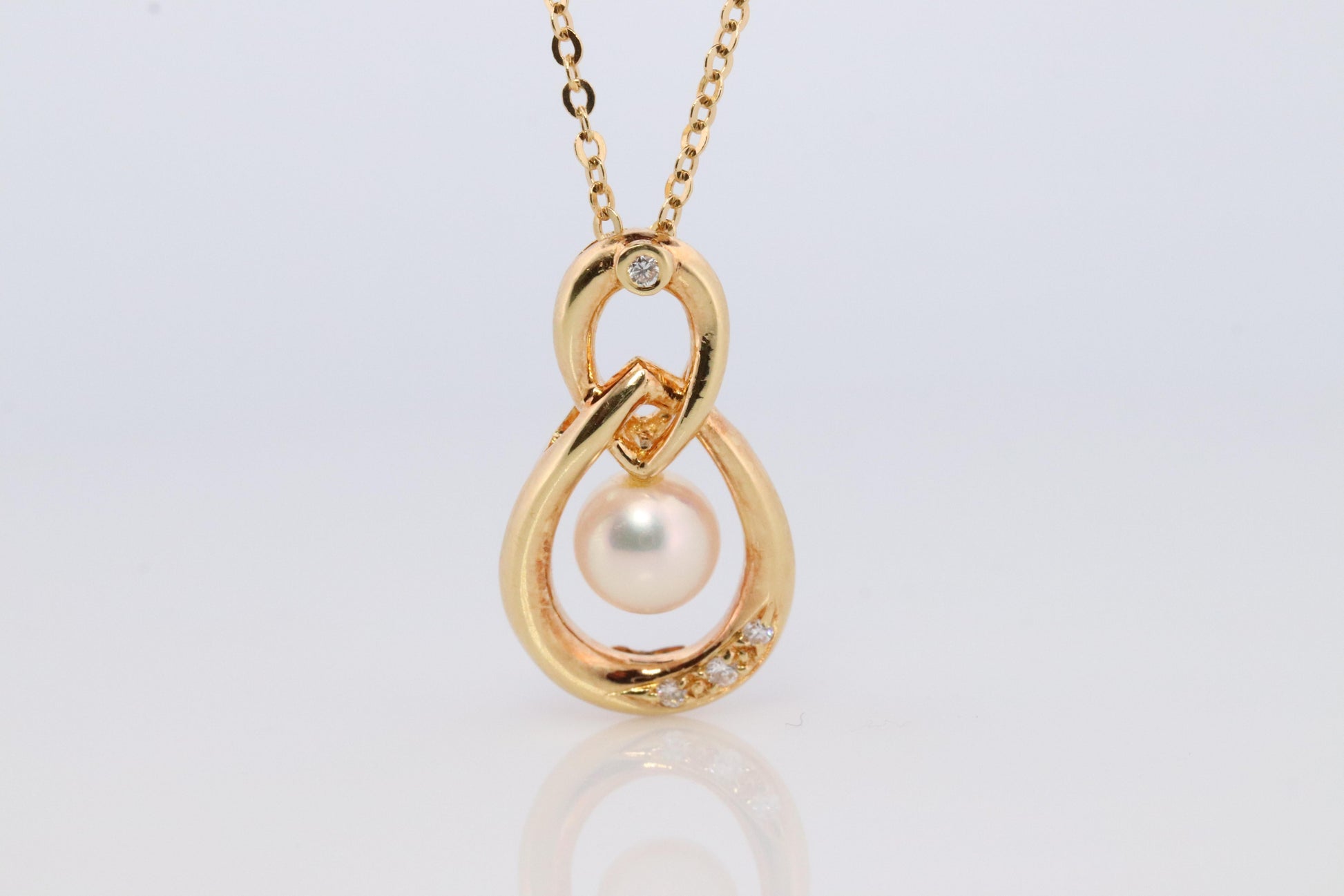 Mikimoto Pendant. Vintage 18k Gold Mikimoto Pearl Diamond Necklace.