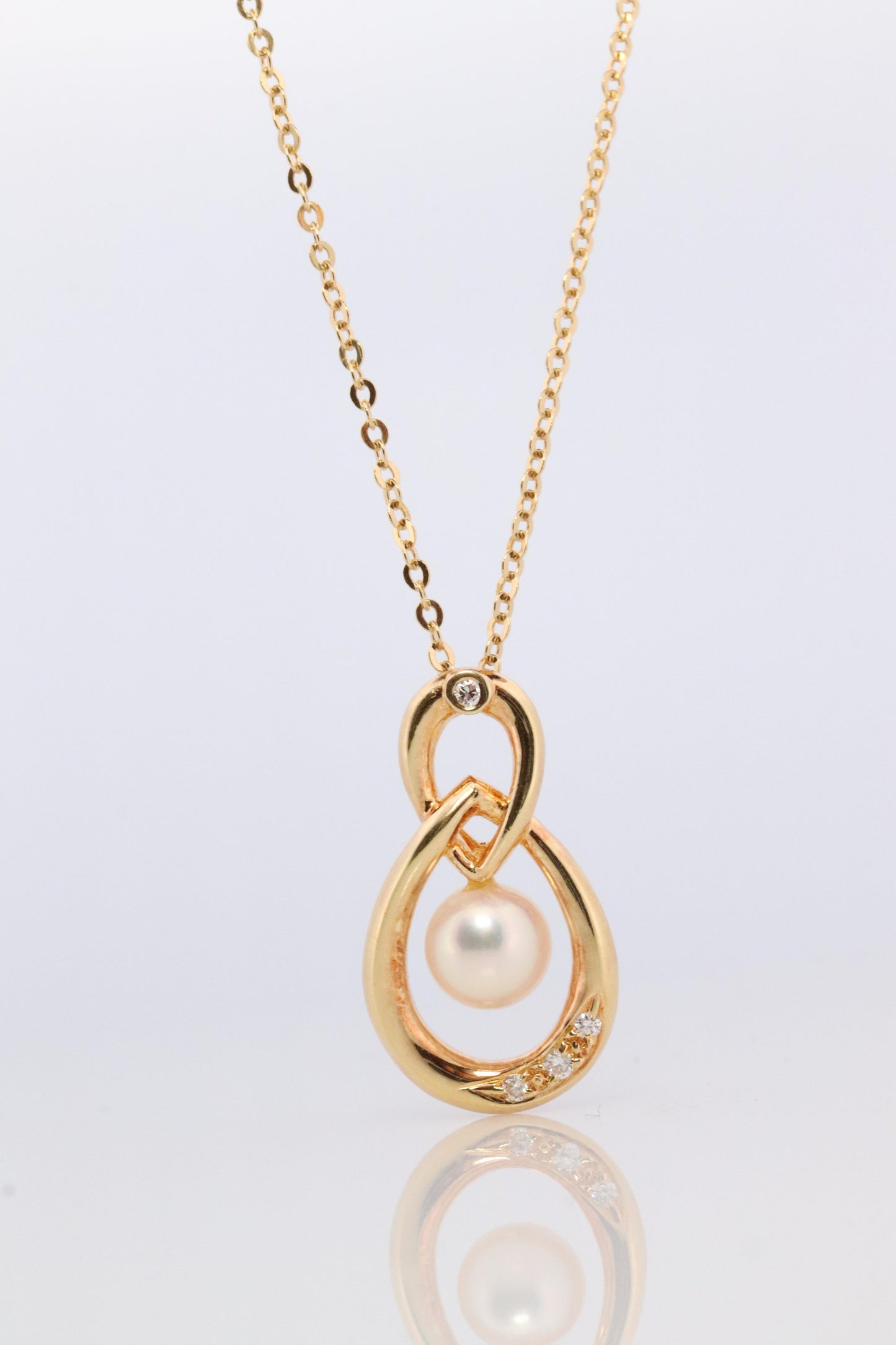 Mikimoto Pendant. Vintage 18k Gold Mikimoto Pearl Diamond Necklace.