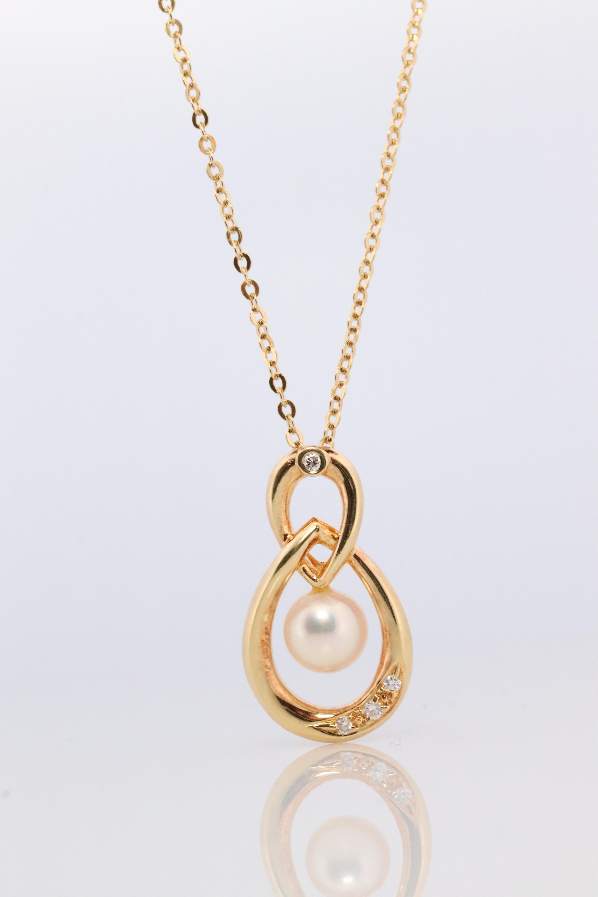 Mikimoto Pendant. Vintage 18k Gold Mikimoto Pearl Diamond Necklace.