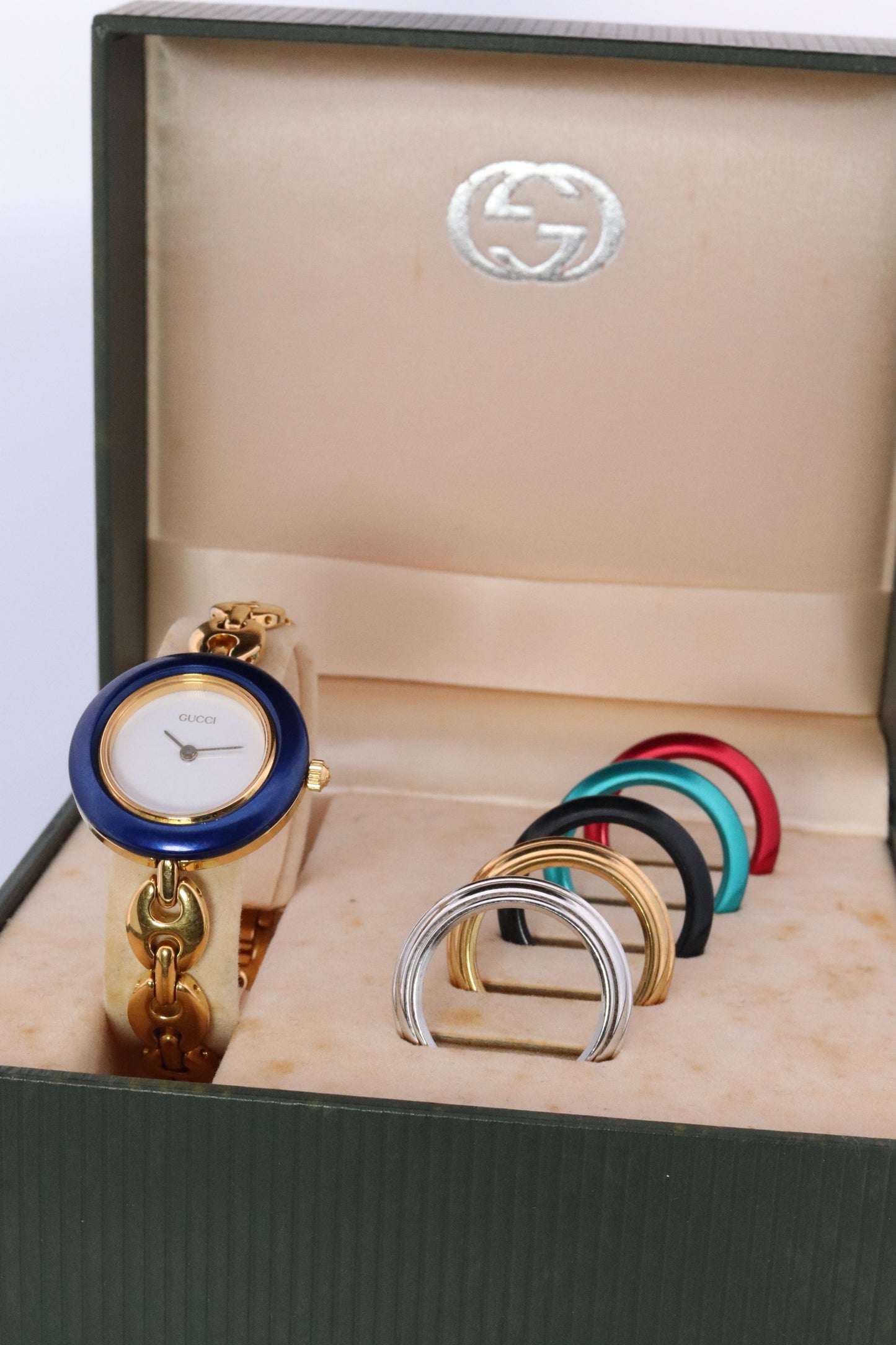 Vintage GUCCI Quartz 11/12.2 Watch Timepiece. Gucci Ladies Gold watch BOX