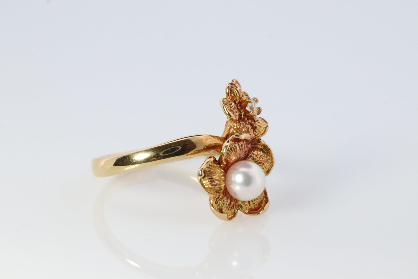 Mikimoto Ring. Vintage 18k Gold Mikimoto Pearl Diamond Double flower bypass ring