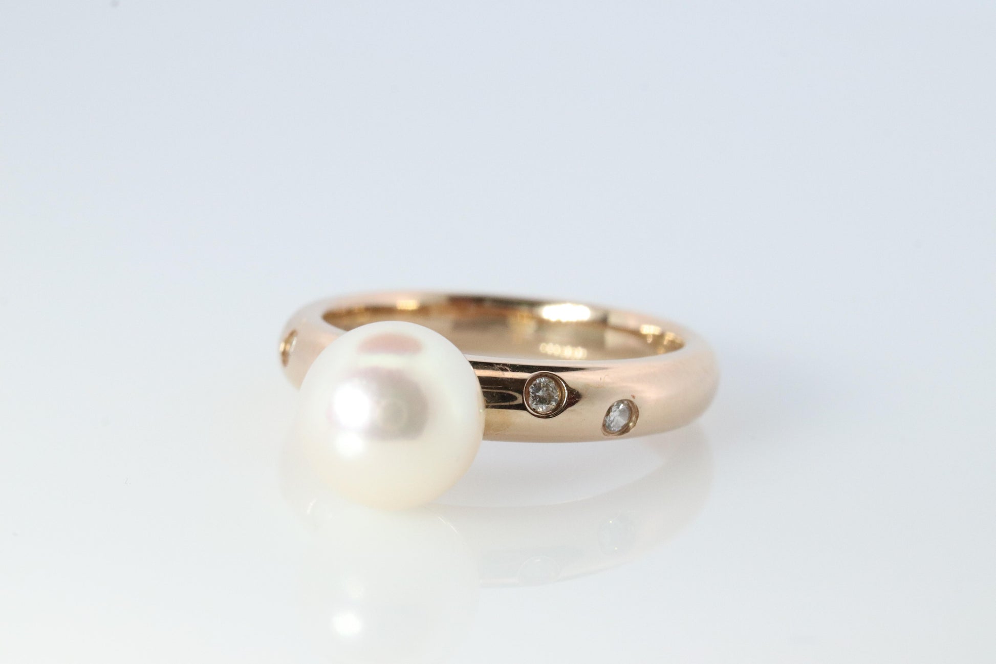 TASAKI Ring. Genuine 18k 750 Pearl Solitaire. Akoya pearl and diamond bezel set