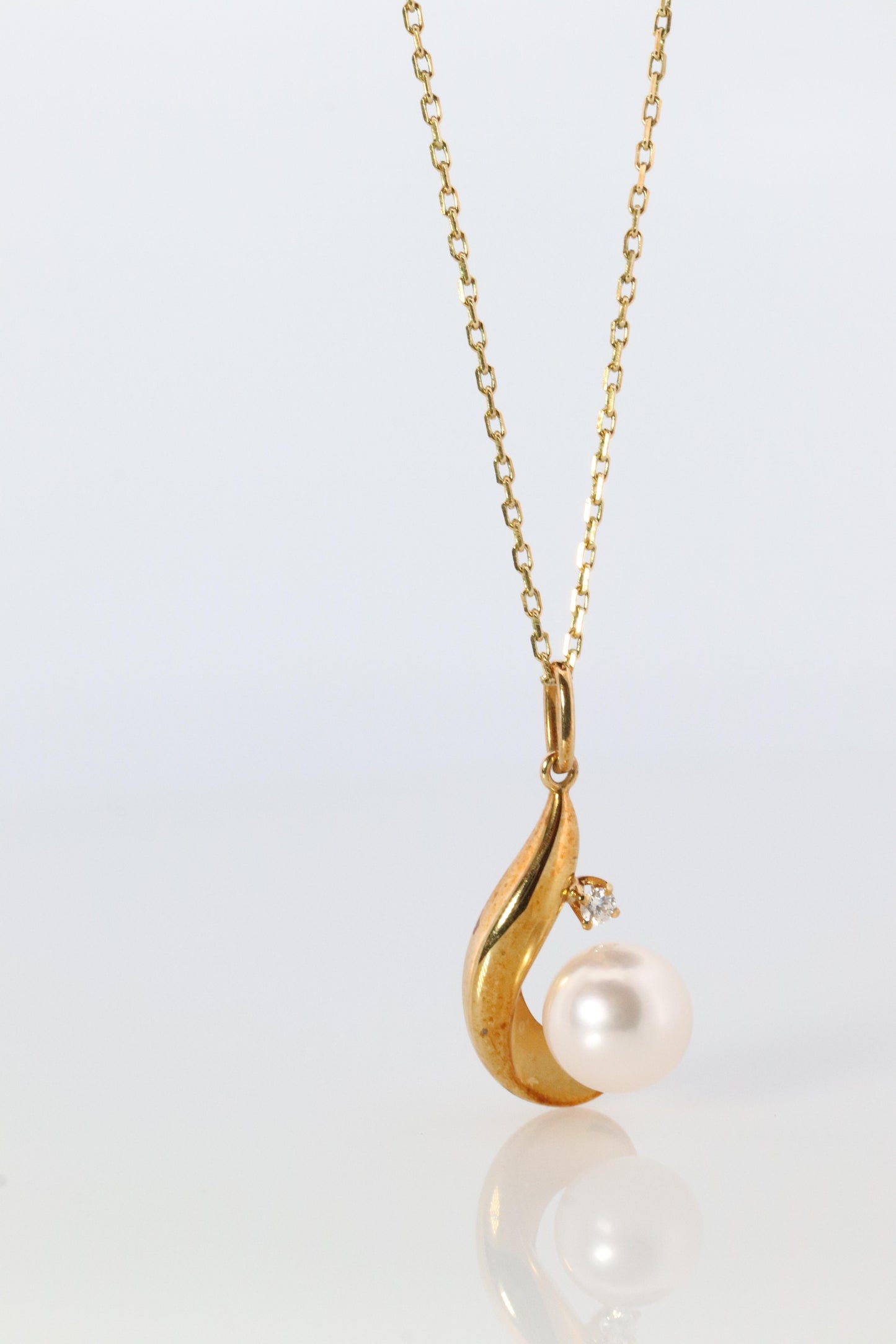 Mikimoto Pendant. Vintage 18k Gold Mikimoto Pearl Diamond Necklace.