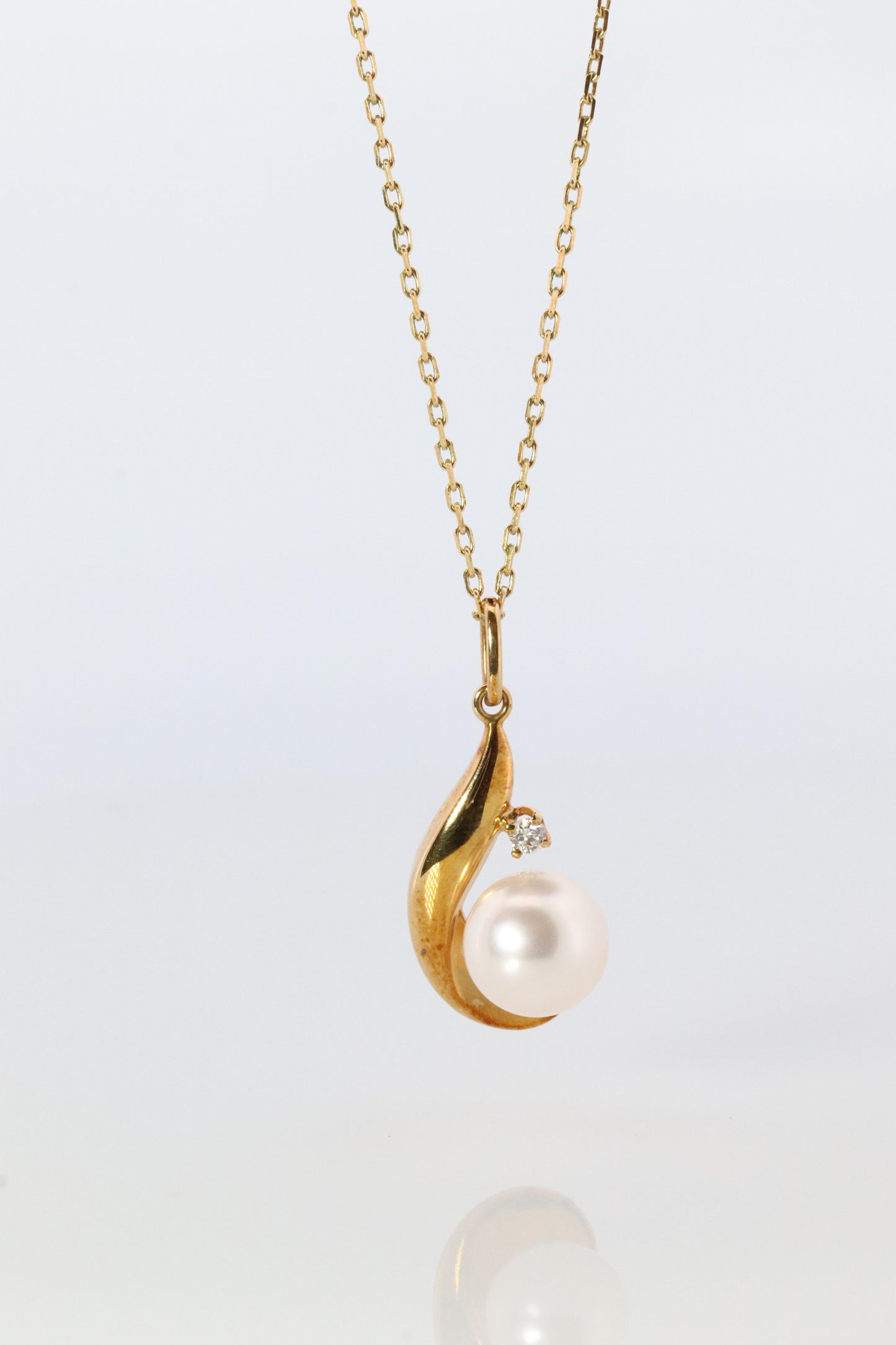 Mikimoto Pendant. Vintage 18k Gold Mikimoto Pearl Diamond Necklace.