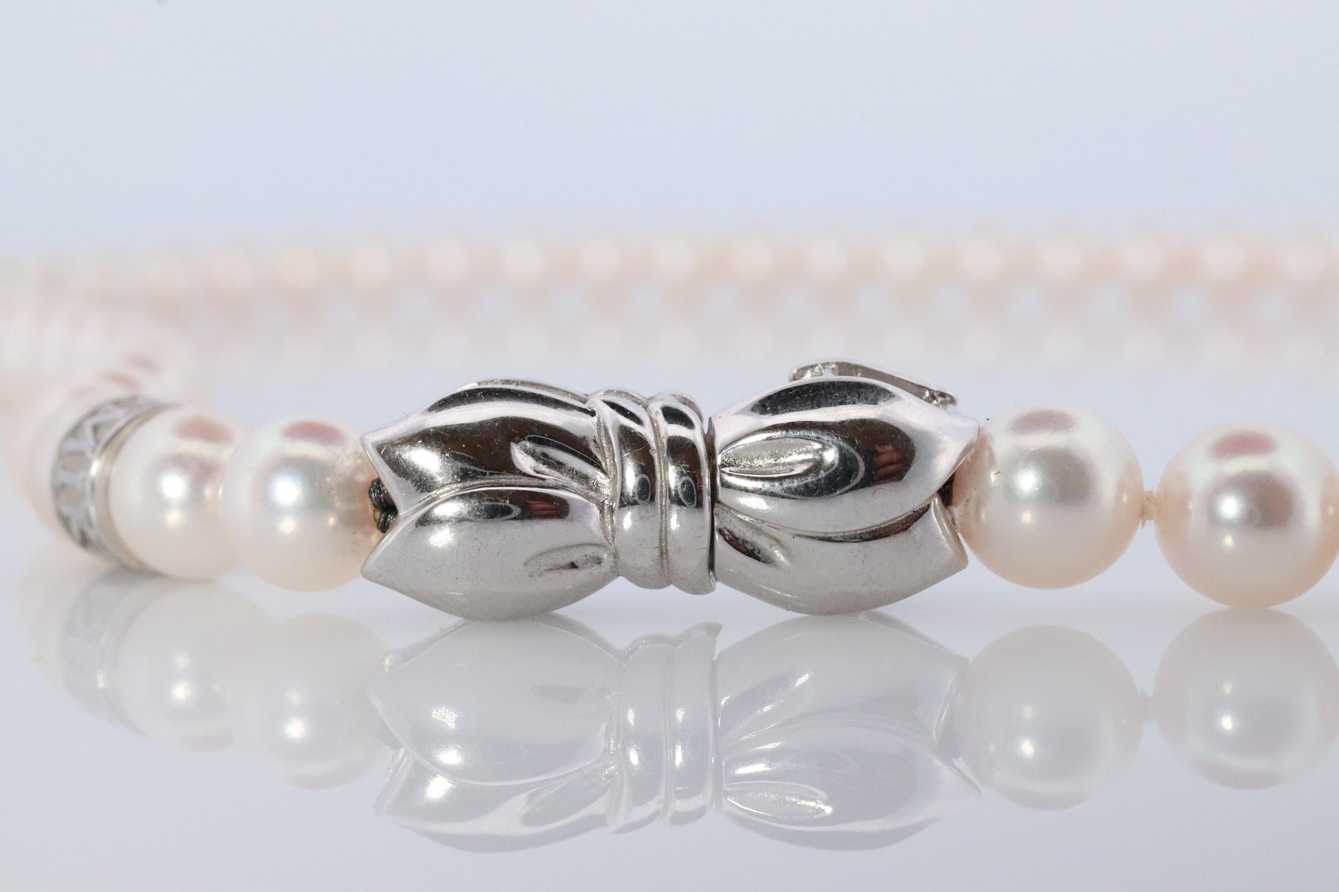 MIKIMOTO 18k White Gold Pearl Necklace. 8mm Pearls Necklace. Certified Mikimoto