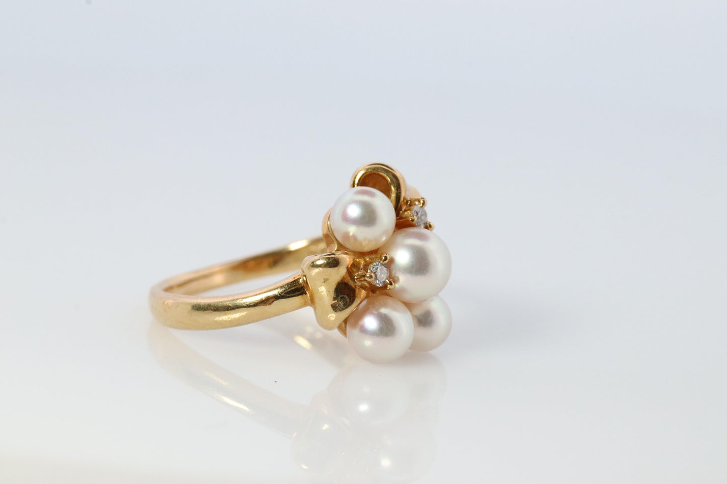 TASAKI Ring. Genuine 18k 750 Pearl Cluster. Akoya pearls and diamond Bouquet