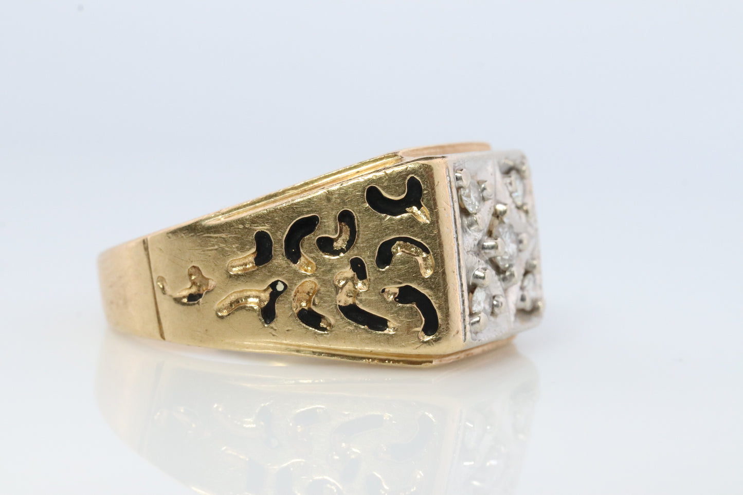 14-Karat-Diamant-Herrenring. Schwerer quadratischer Siegelring aus 14-karätigem Weißgold mit 5 Diamanten.