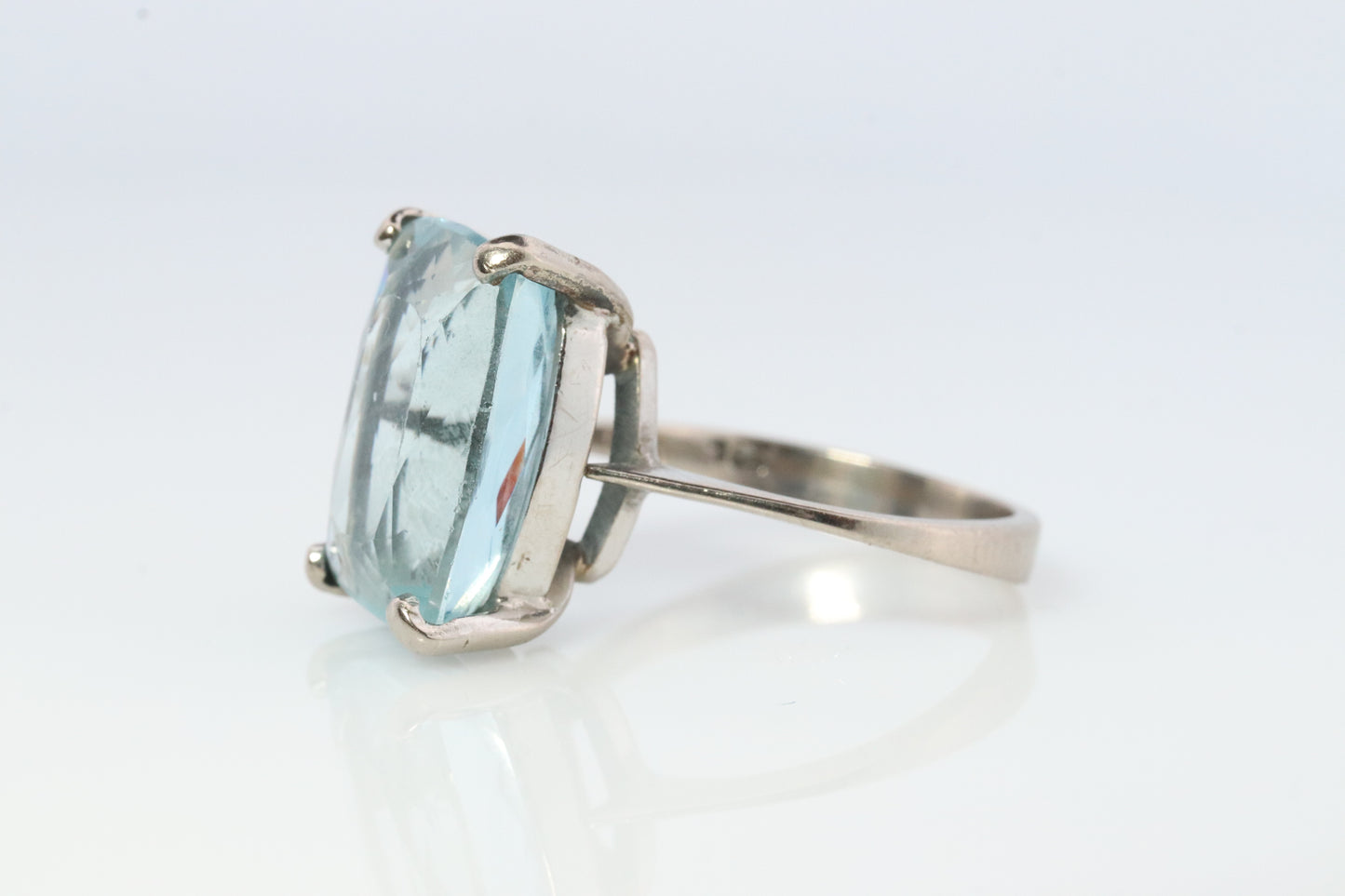 18-karätiger Aquamarin-Solitärring. Riesiger heller Aquamarin-Edelstein im Smaragdschliff von 8,5 ct. Verlobungsring