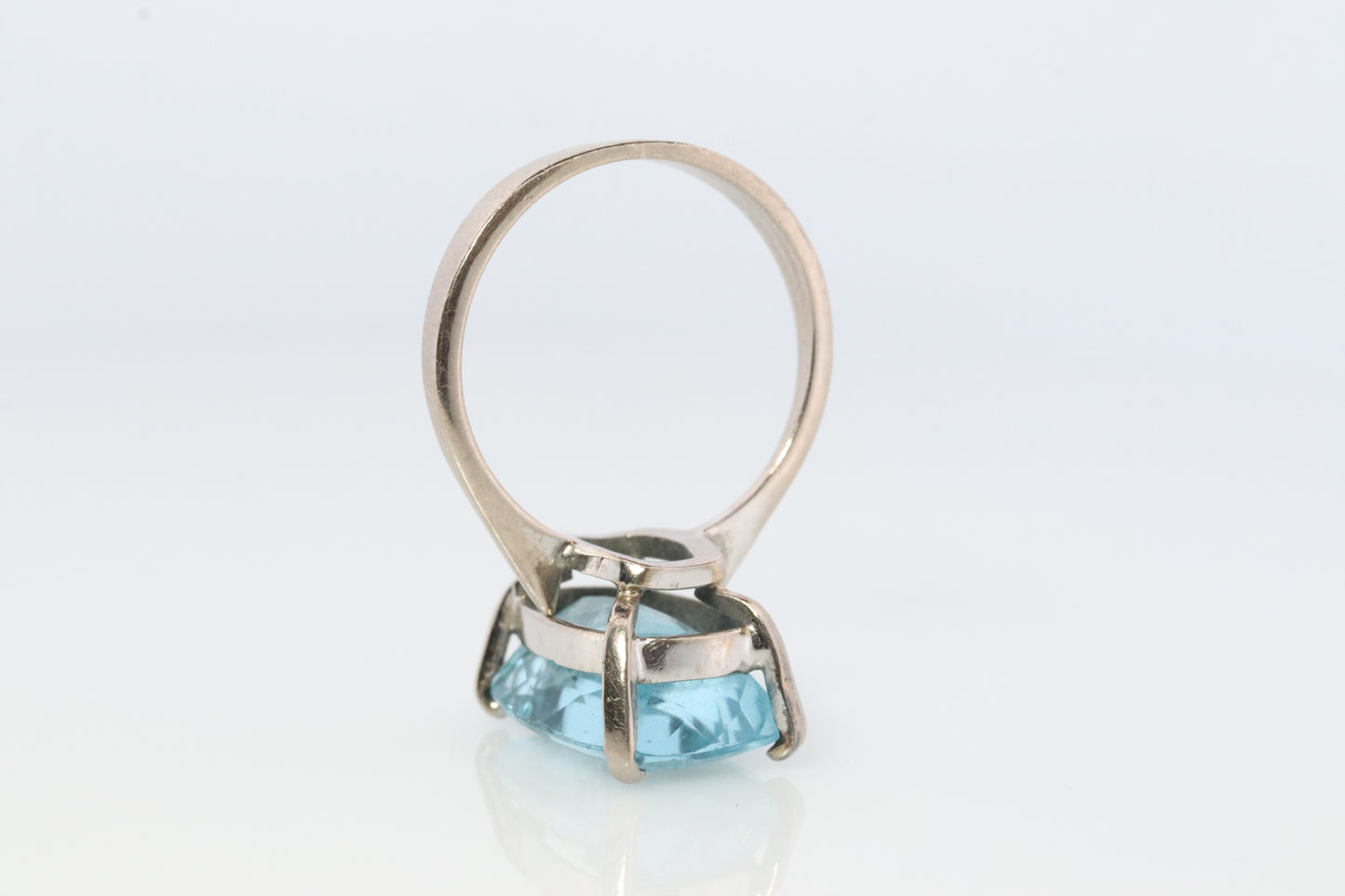 18-karätiger Aquamarin-Solitärring. Riesiger heller Aquamarin-Edelstein im Smaragdschliff von 8,5 ct. Verlobungsring