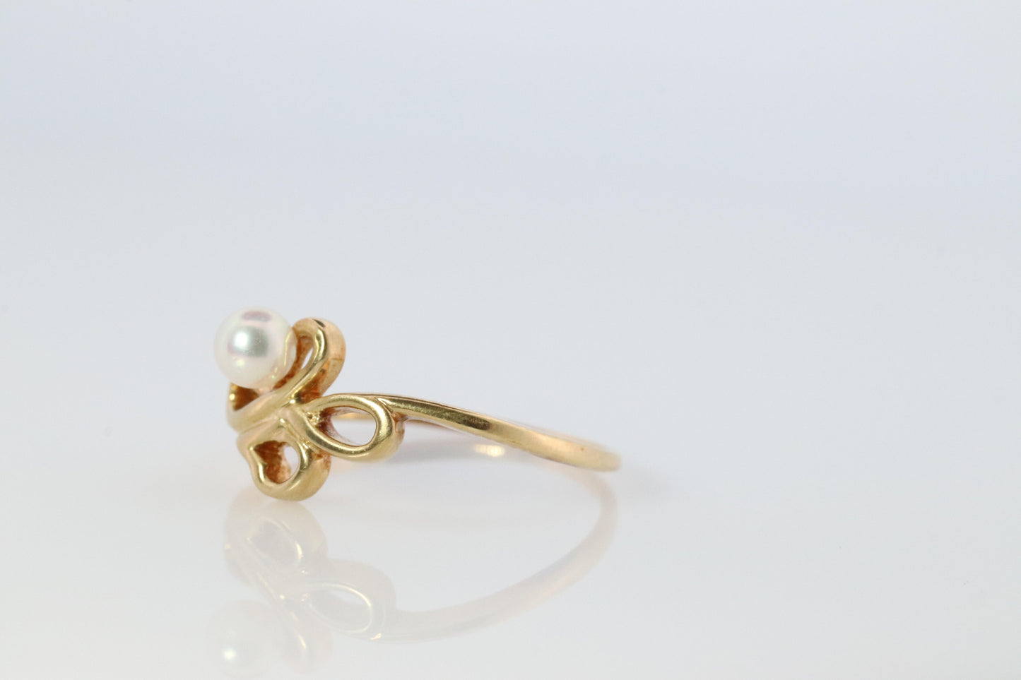 Mikimoto Ring. Vintage 18k Gold Mikimoto Pearl Cluster with Vines Dainty