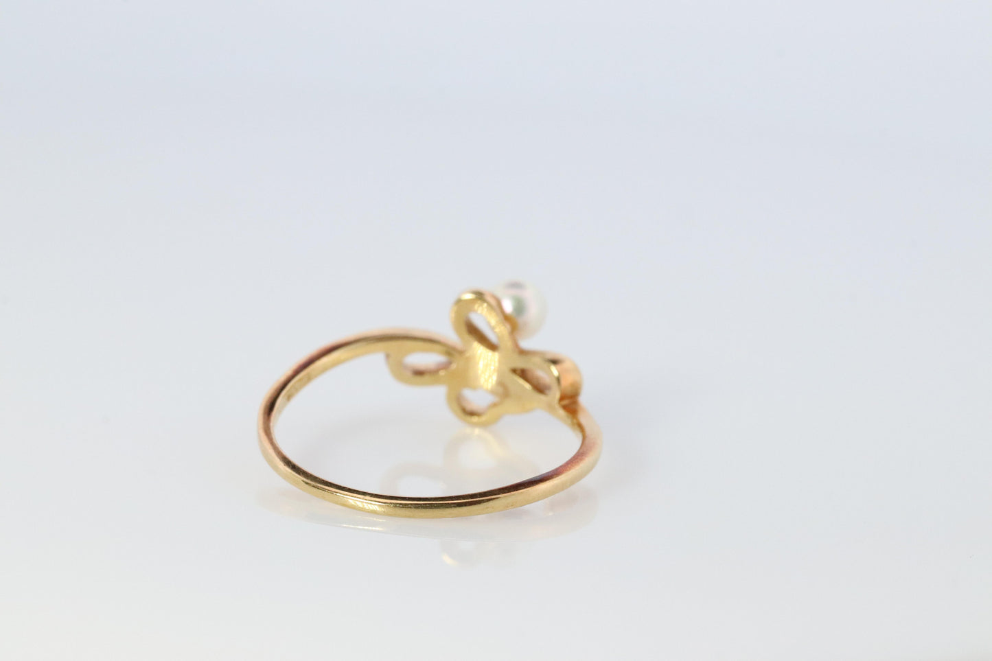 Mikimoto Ring. Vintage 18k Gold Mikimoto Pearl Cluster with Vines Dainty