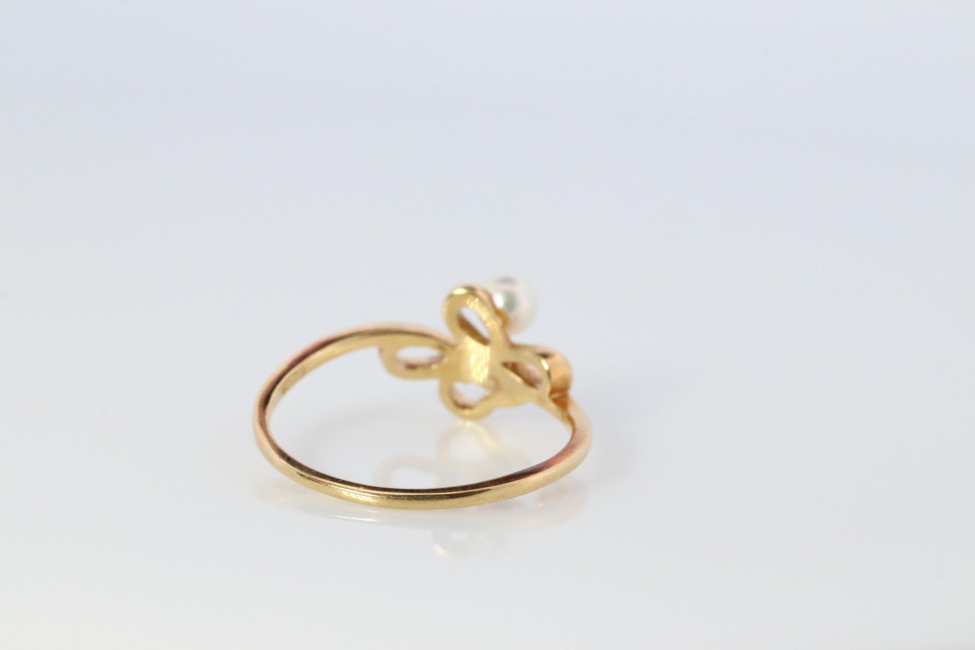 Mikimoto Ring. Vintage 18k Gold Mikimoto Pearl Cluster with Vines Dainty