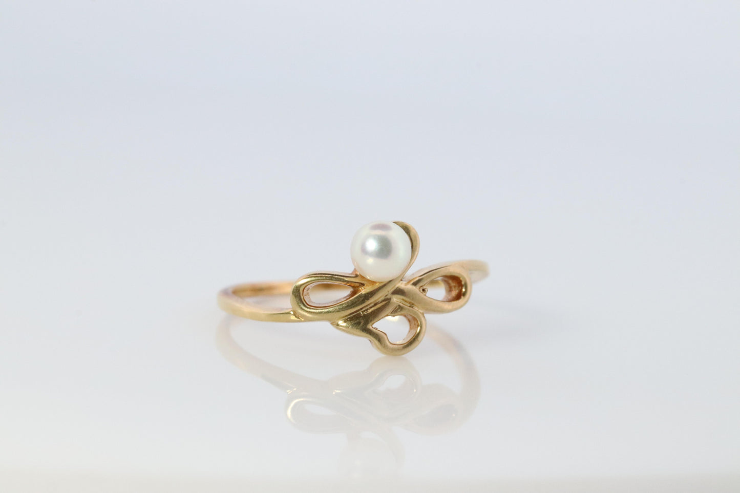 Mikimoto Ring. Vintage 18k Gold Mikimoto Pearl Cluster with Vines Dainty