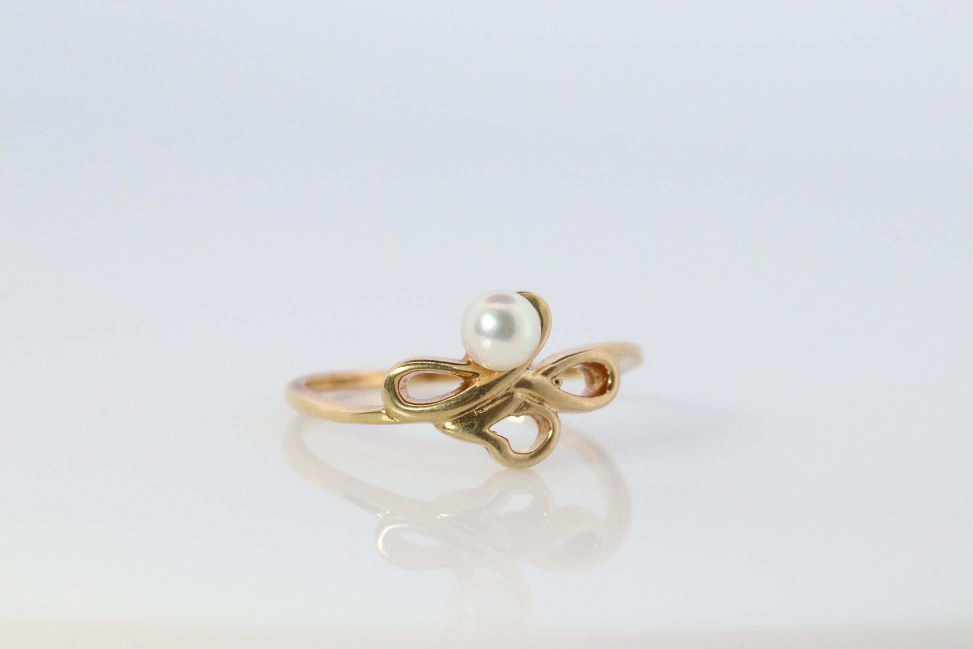 Mikimoto Ring. Vintage 18k Gold Mikimoto Pearl Cluster with Vines Dainty