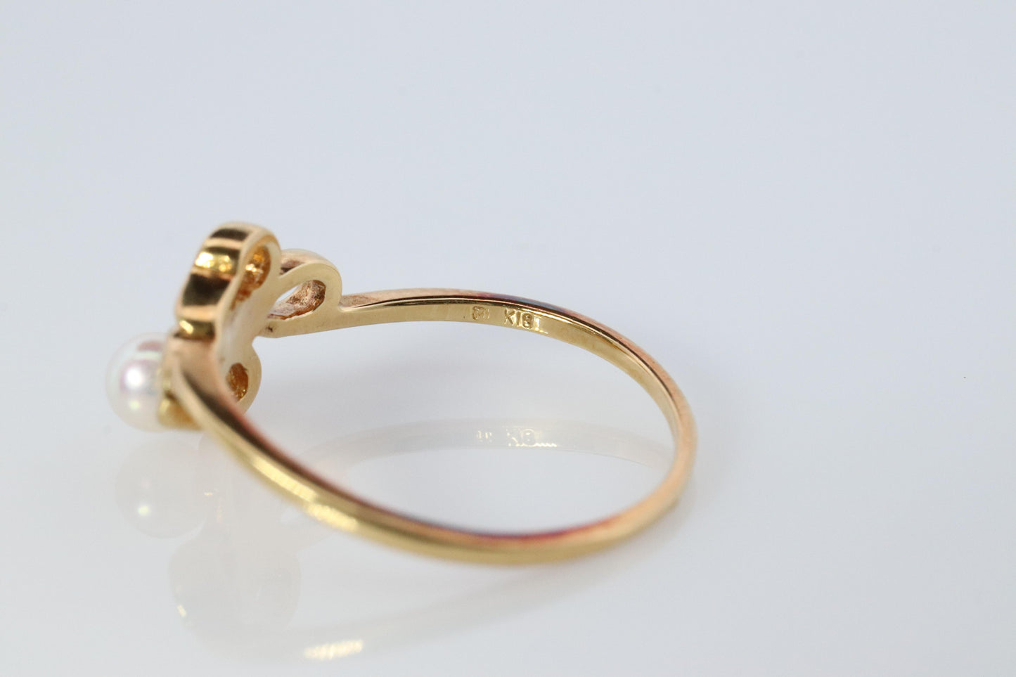 Mikimoto Ring. Vintage 18k Gold Mikimoto Pearl Cluster with Vines Dainty