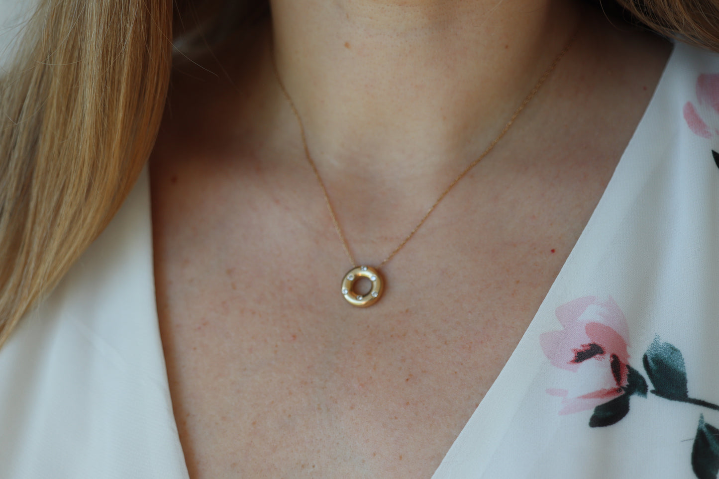 14K Diamant-Kreis des Lebens, offener Kreis, Ewigkeitskreis-Diamantanhänger. Etoile-Halskette mit Diamant-Donut-Scheiben-Anhänger und Lünettenbesatz.