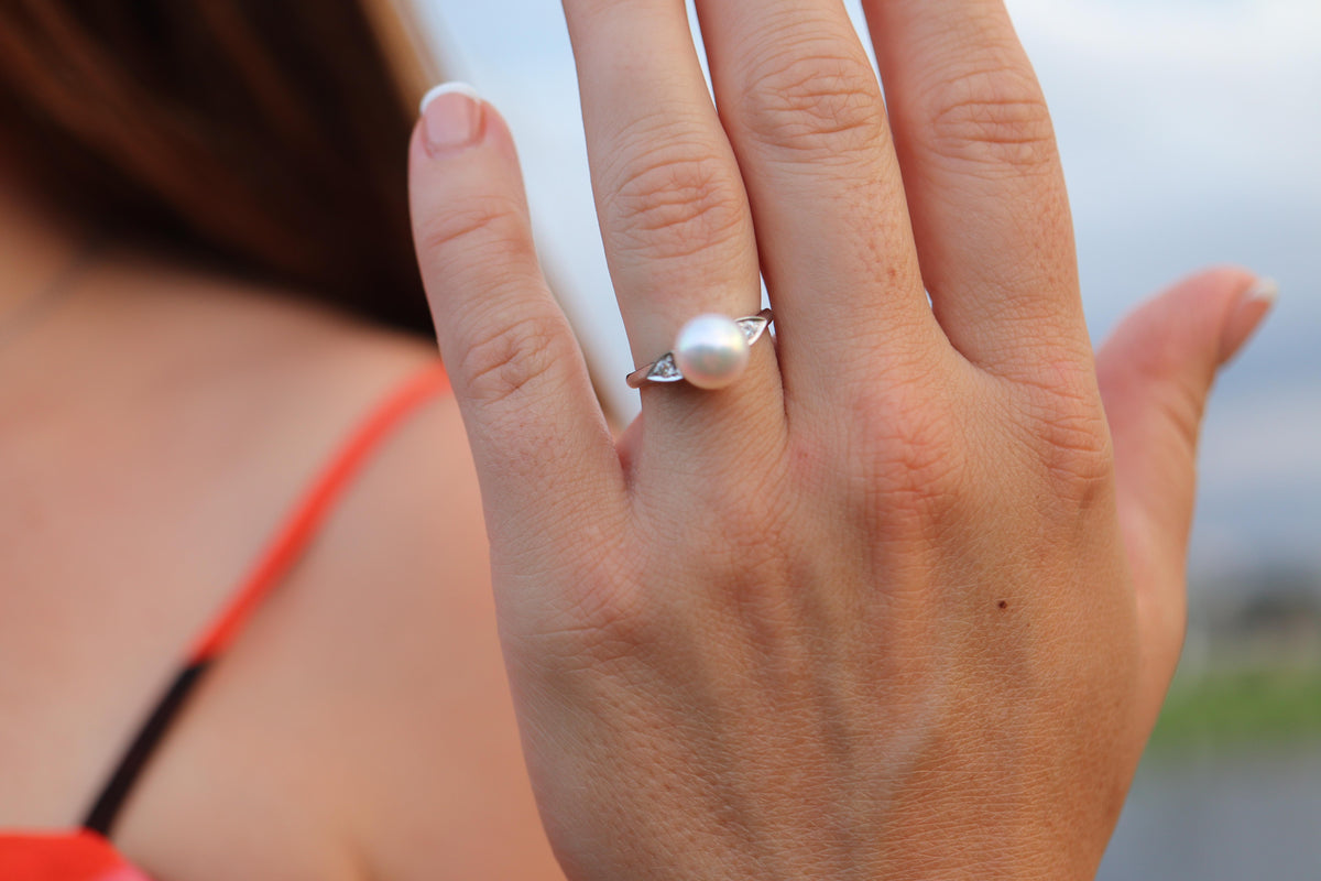 Mikimoto Pearl Solitaire Ring. Platinum PT950 Mikimoto Pearl Diamond ring.