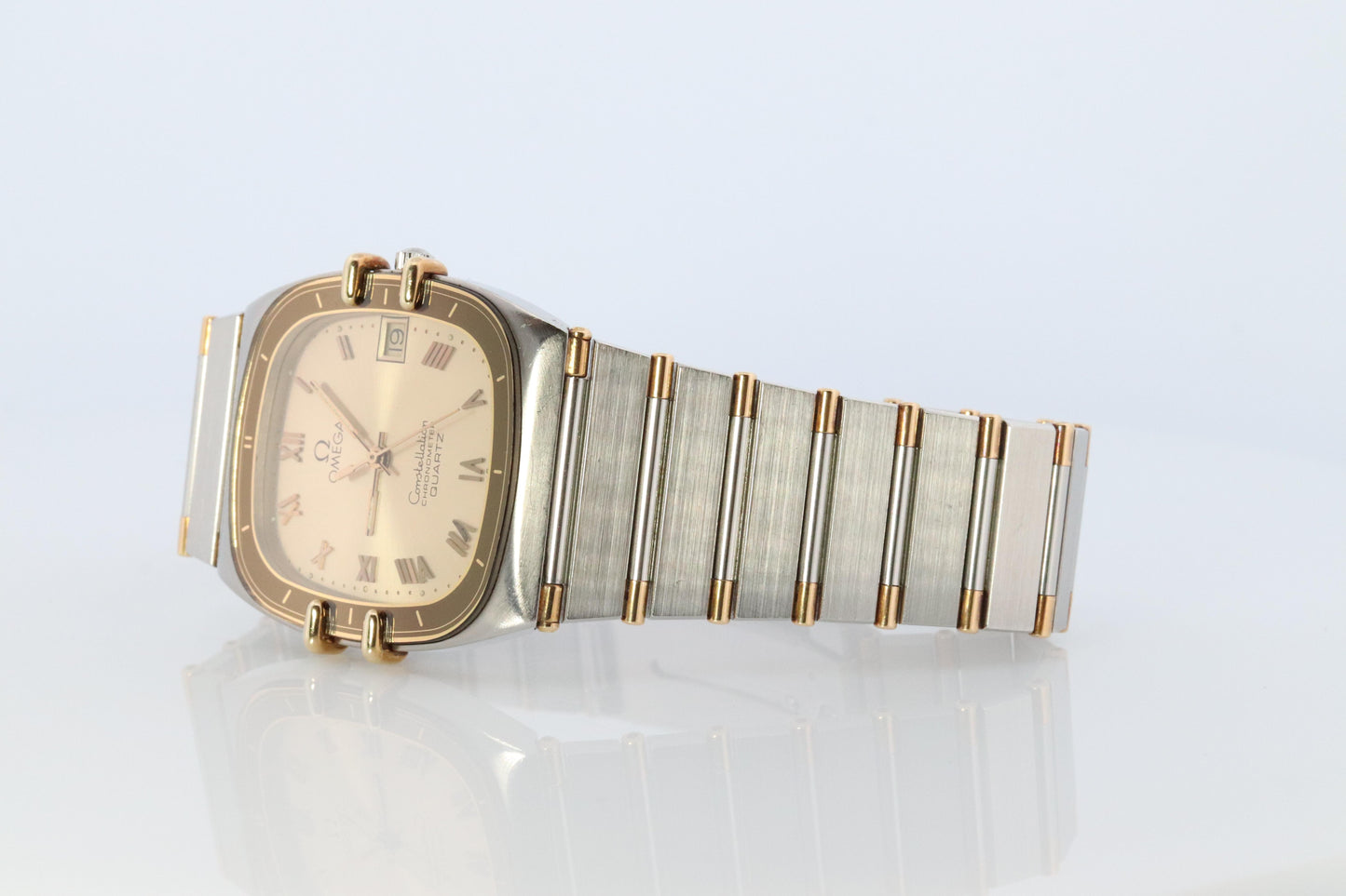 Omega Watch. Omega Constellation Chronometer Quartz 1431 Date Wristwatch.