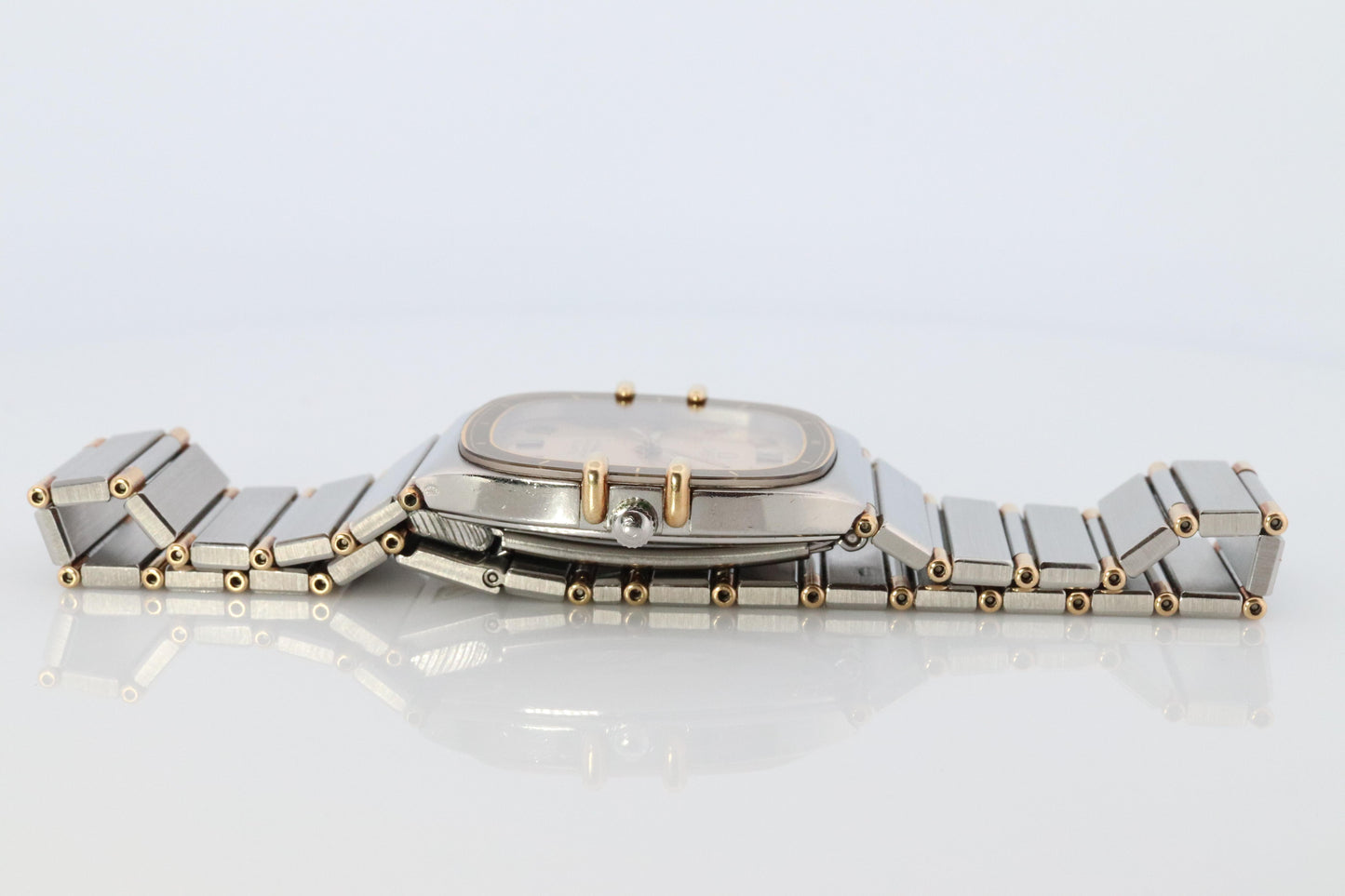Omega Watch. Omega Constellation Chronometer Quartz 1431 Date Wristwatch.