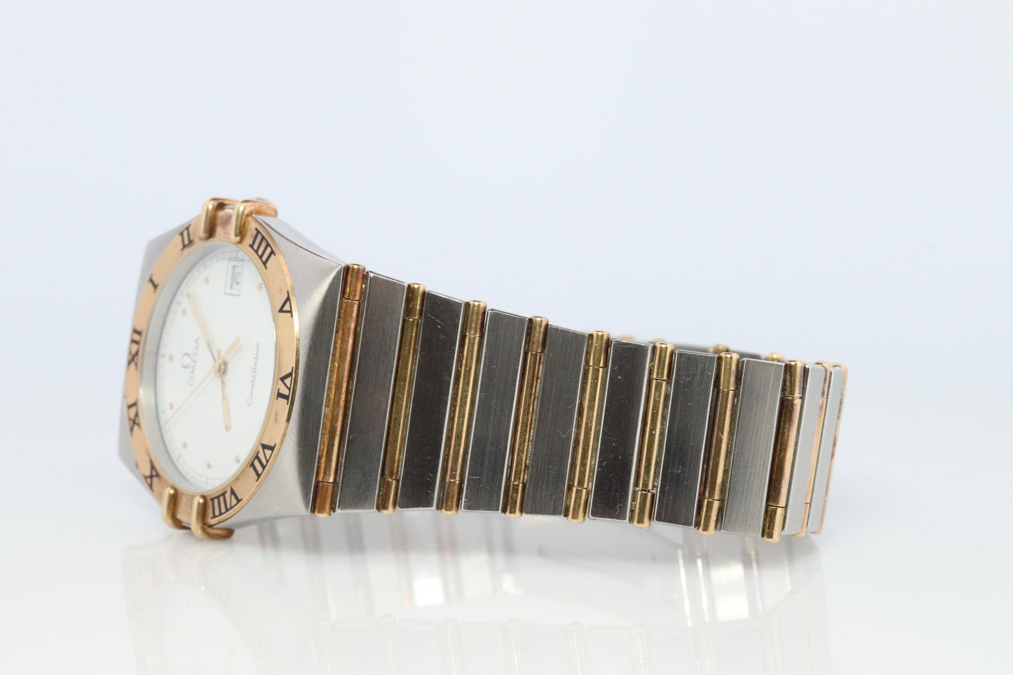 Omega Watch. Omega Constellation Quartz 1448 Date Wristwatch.