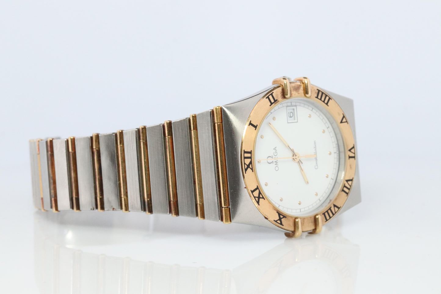 Omega Watch. Omega Constellation Quartz 1448 Date Wristwatch.