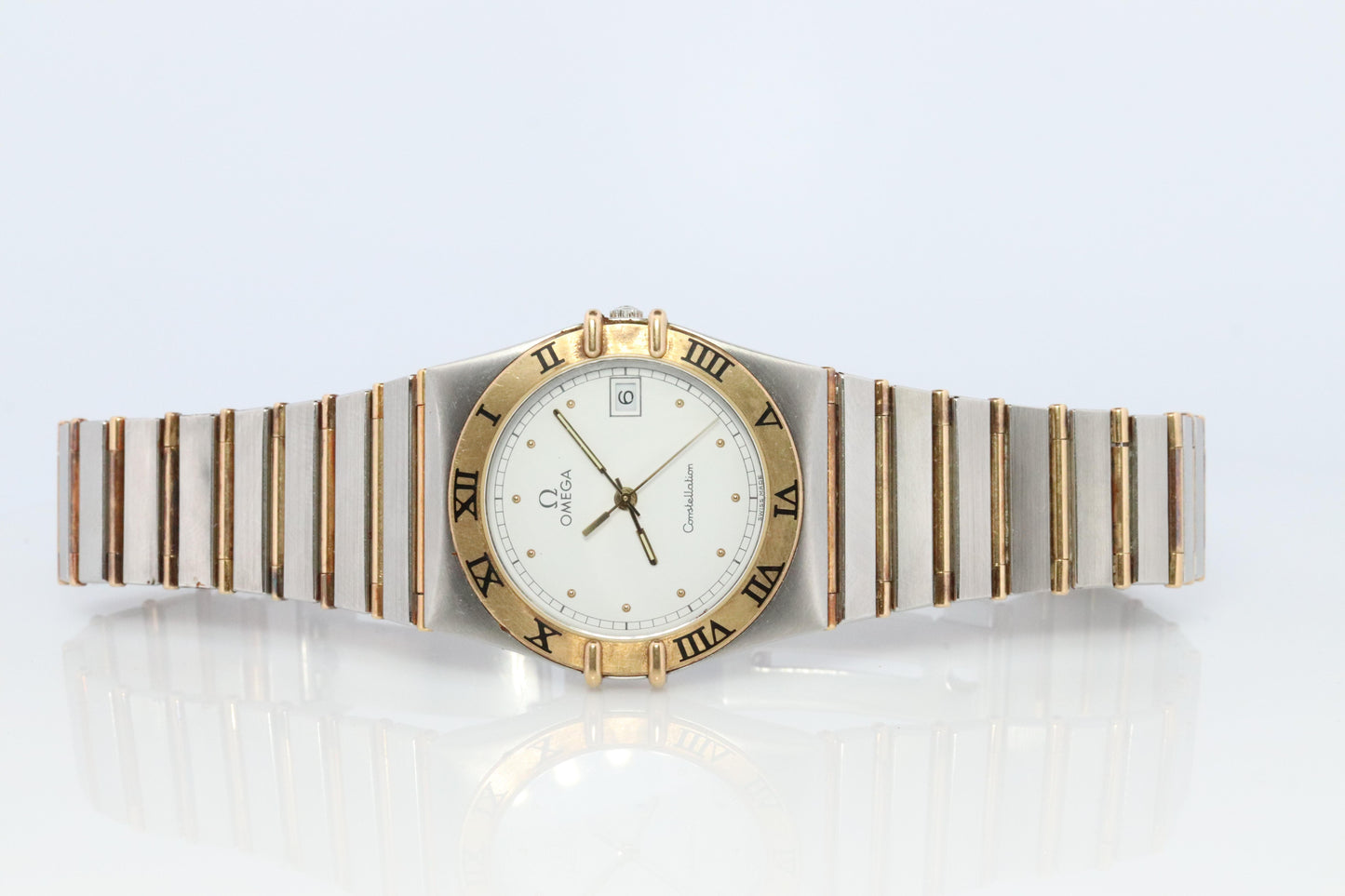 Omega Watch. Omega Constellation Quartz 1448 Date Wristwatch.