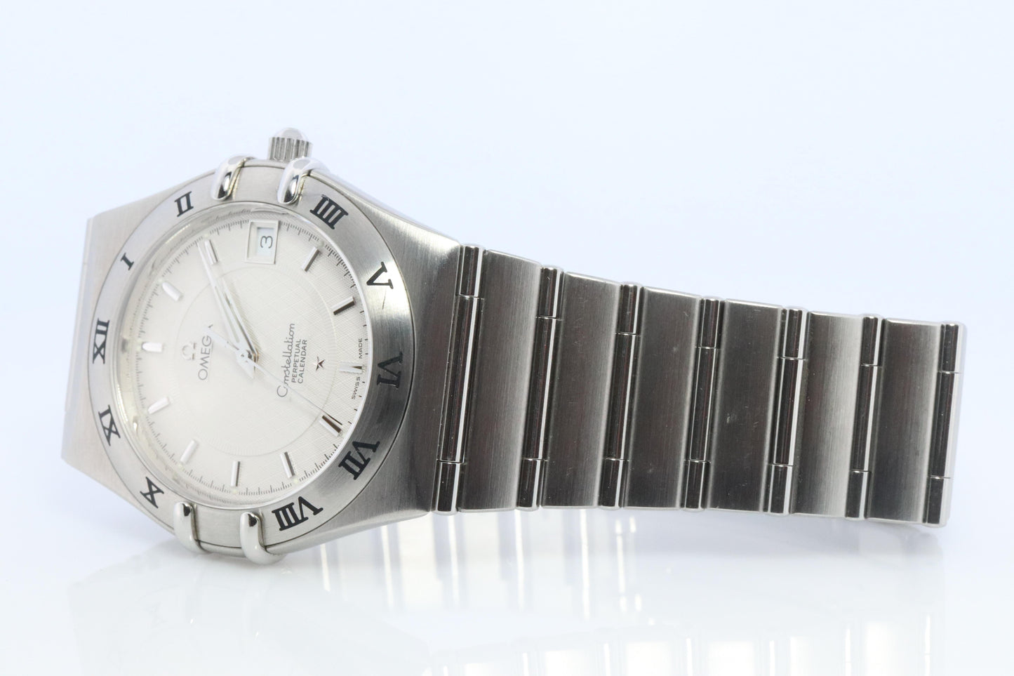 Omega Watch. Omega Constellation Quartz 1552 Date Wristwatch. Mens Omega