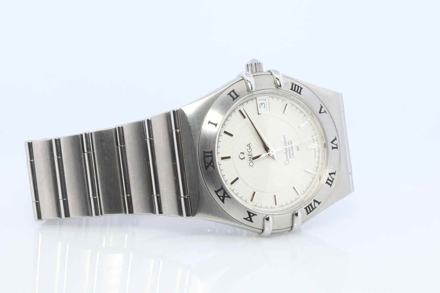 Omega Watch. Omega Constellation Quartz 1552 Date Wristwatch. Mens Omega