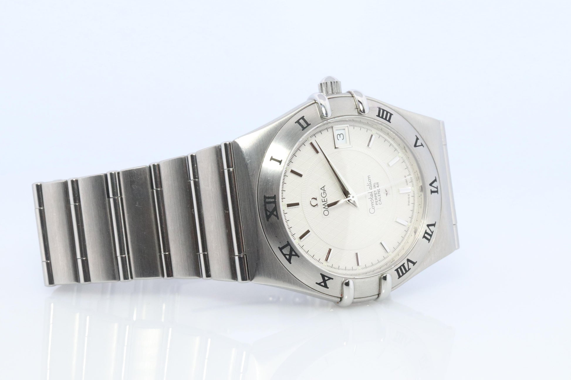 Omega Watch.  Omega Constellation Quartz 1552 Date Wristwatch. Mens Omega