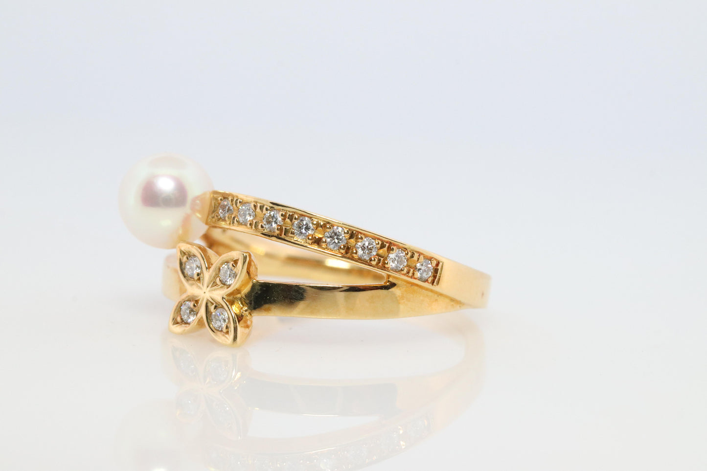 Mikimoto Ring. Vintage 18k Gold Mikimoto Pearl Diamond flower bypass ring