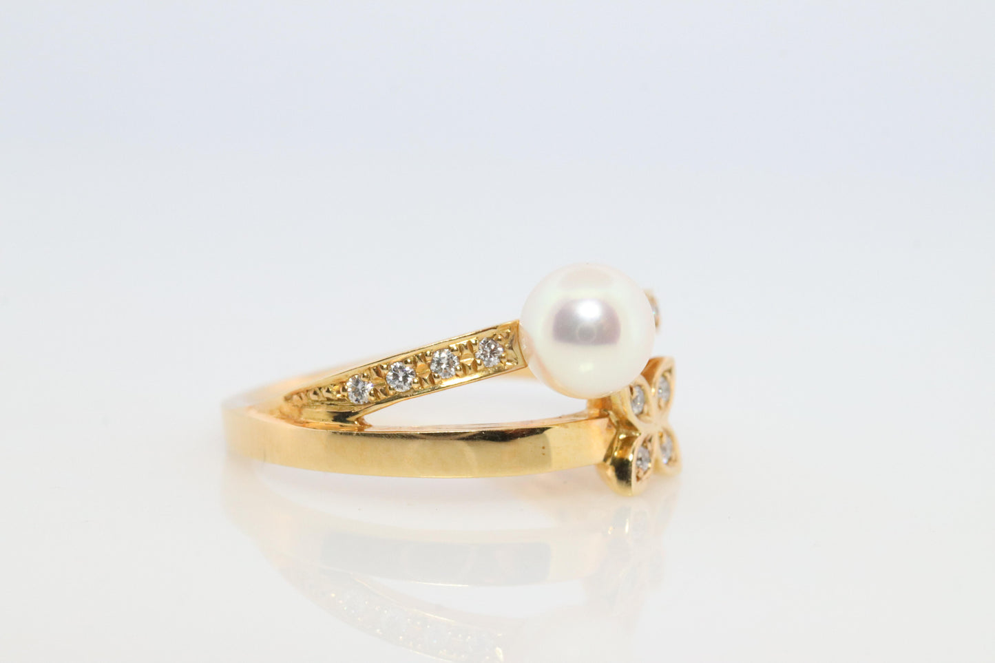 Mikimoto Ring. Vintage 18k Gold Mikimoto Pearl Diamond flower bypass ring