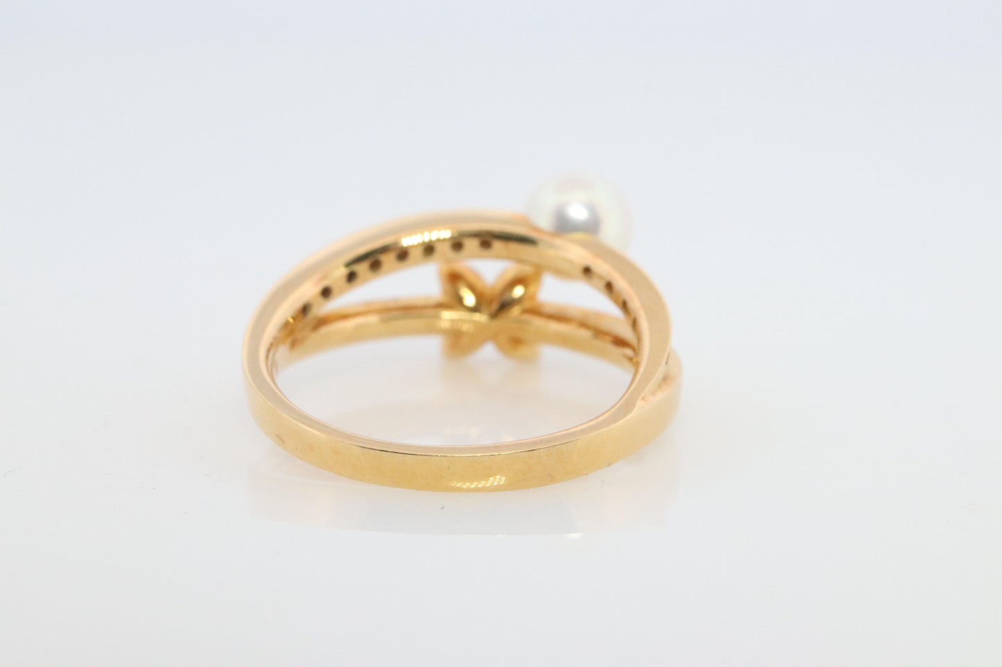 Mikimoto Ring. Vintage 18k Gold Mikimoto Pearl Diamond flower bypass ring