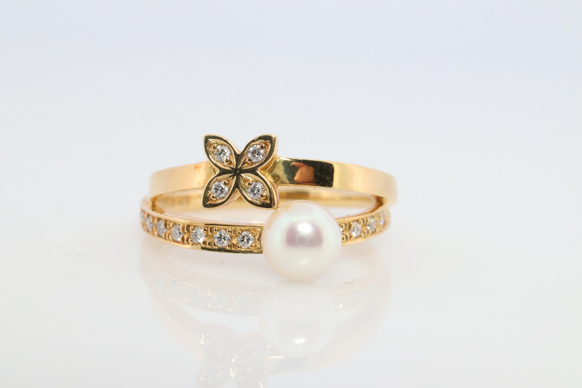 Mikimoto Ring. Vintage 18k Gold Mikimoto Pearl Diamond flower bypass ring