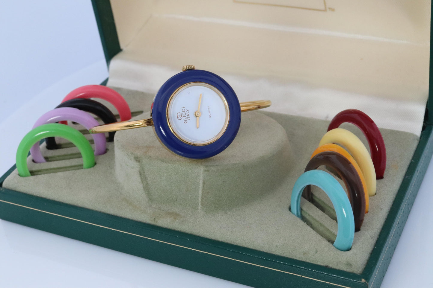 Vintage GUCCI Quartz Watch. RARE Made in Italy Gucci Ladies Bangle Bezel watch