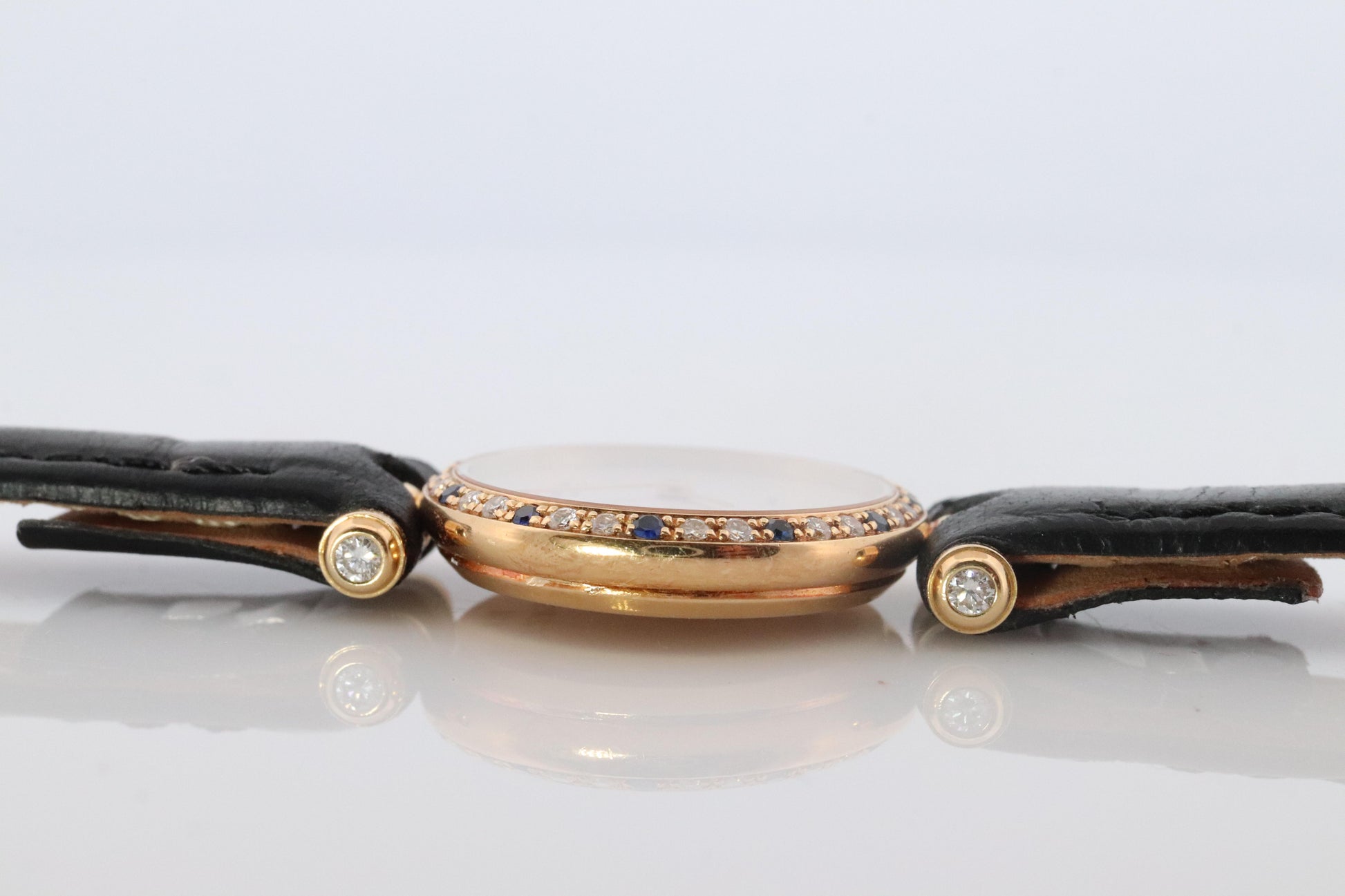 Van Cleef and Arpels 18901 watch. 18k Gold VCA Classique Diamond Sapphire Bezel.