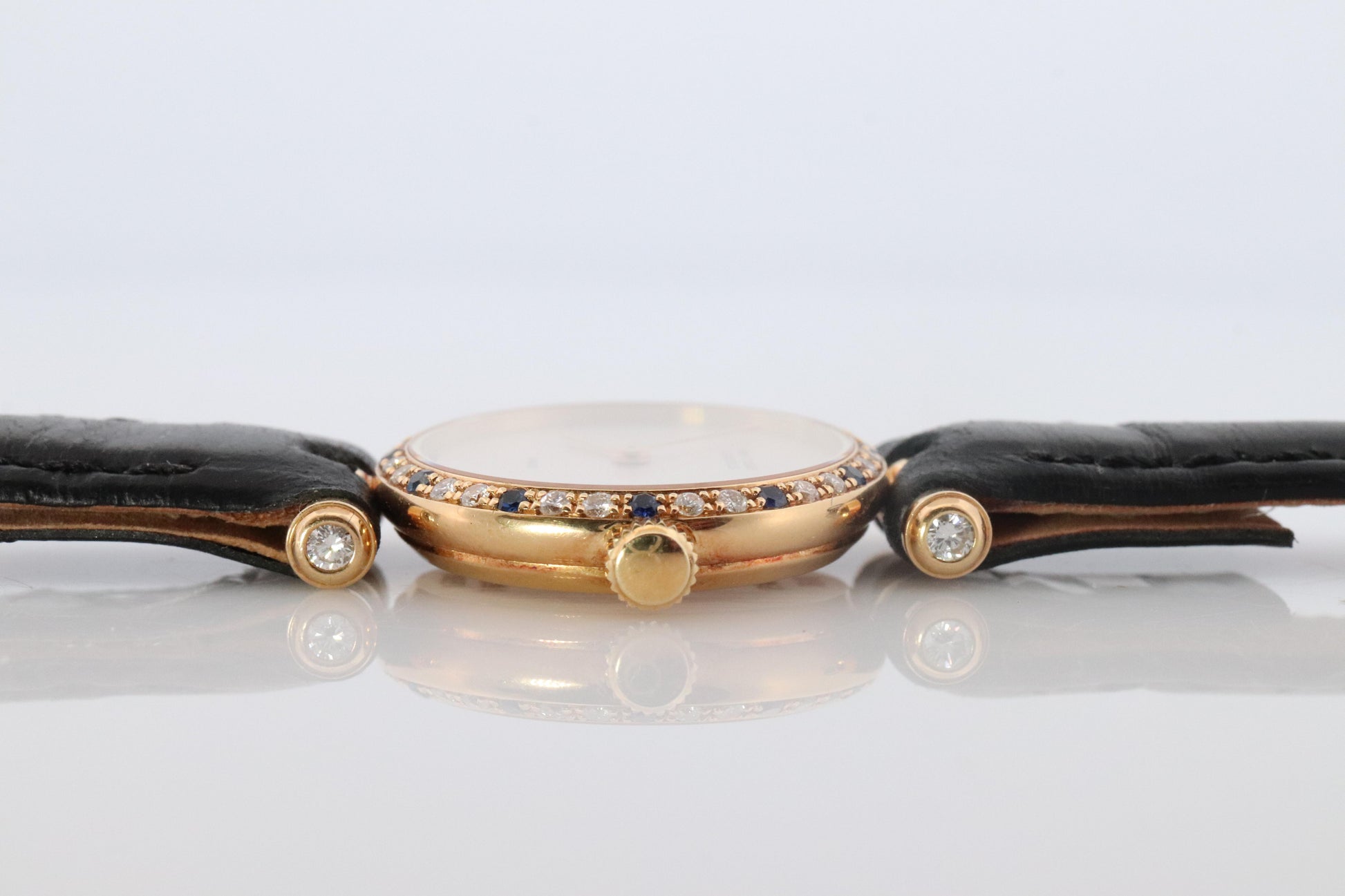 Van Cleef and Arpels 18901 watch. 18k Gold VCA Classique Diamond Sapphire Bezel.