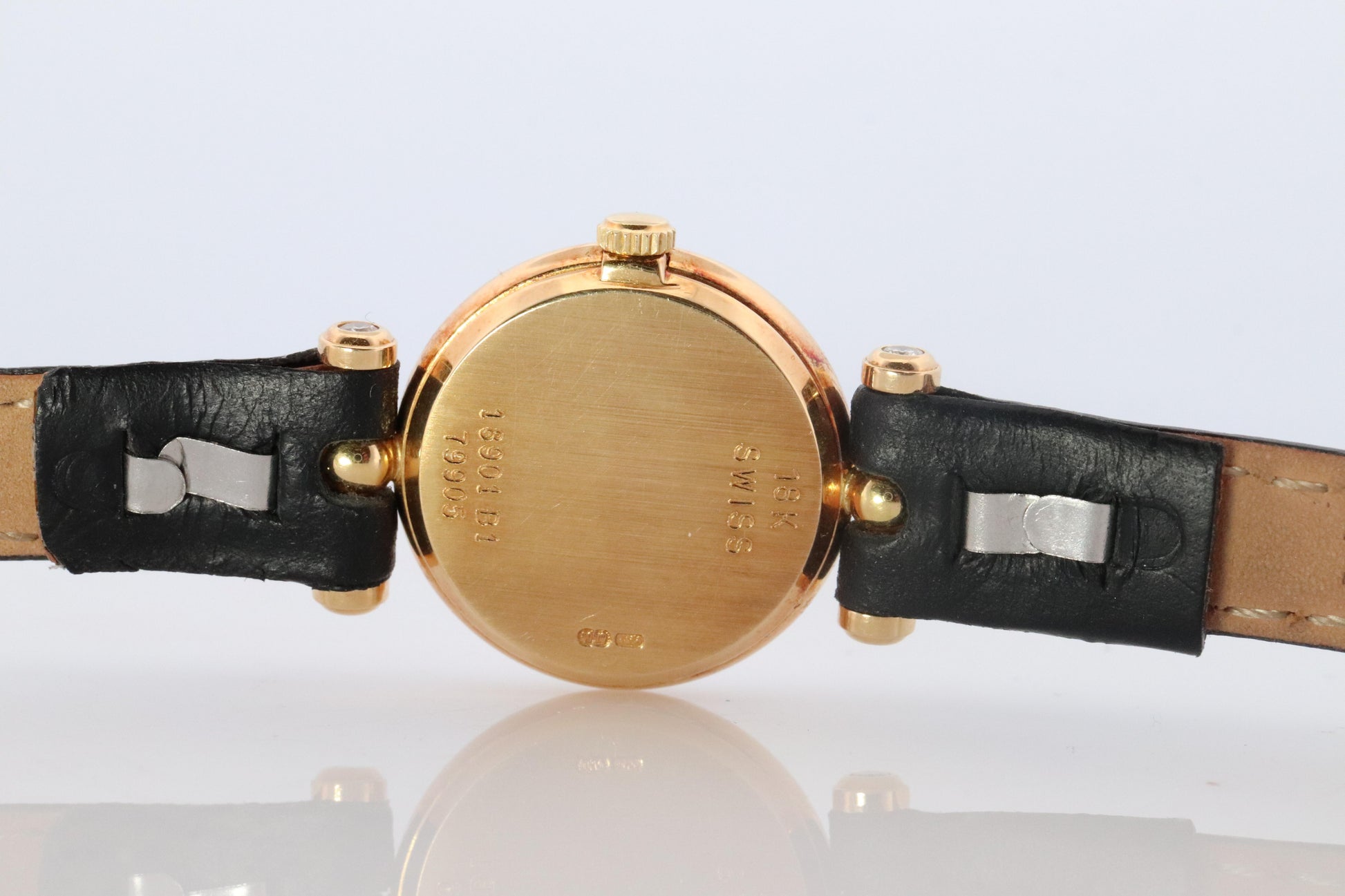 Van Cleef and Arpels 18901 watch. 18k Gold VCA Classique Diamond Sapphire Bezel.