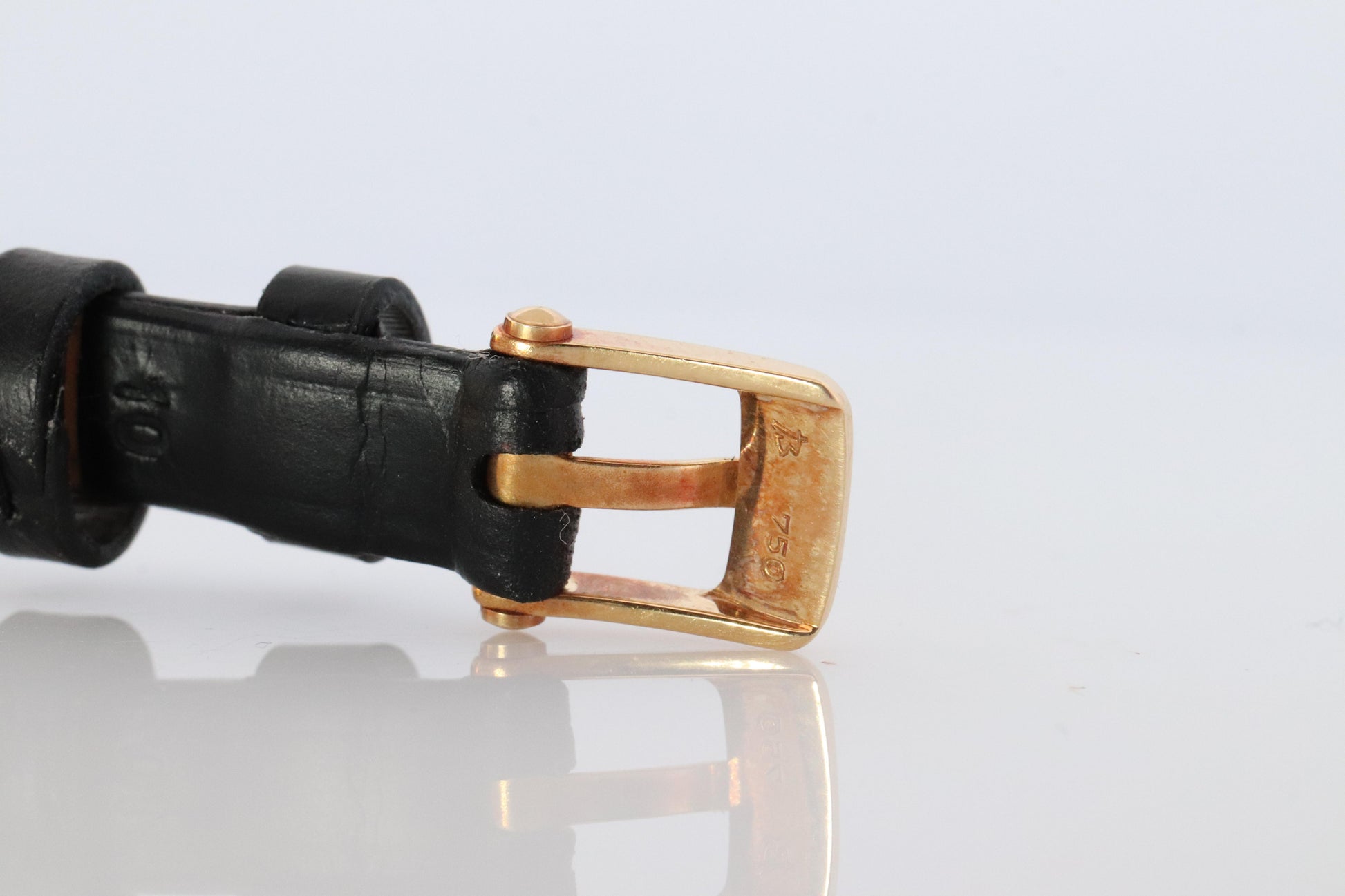 Van Cleef and Arpels 18901 watch. 18k Gold VCA Classique Diamond Sapphire Bezel.