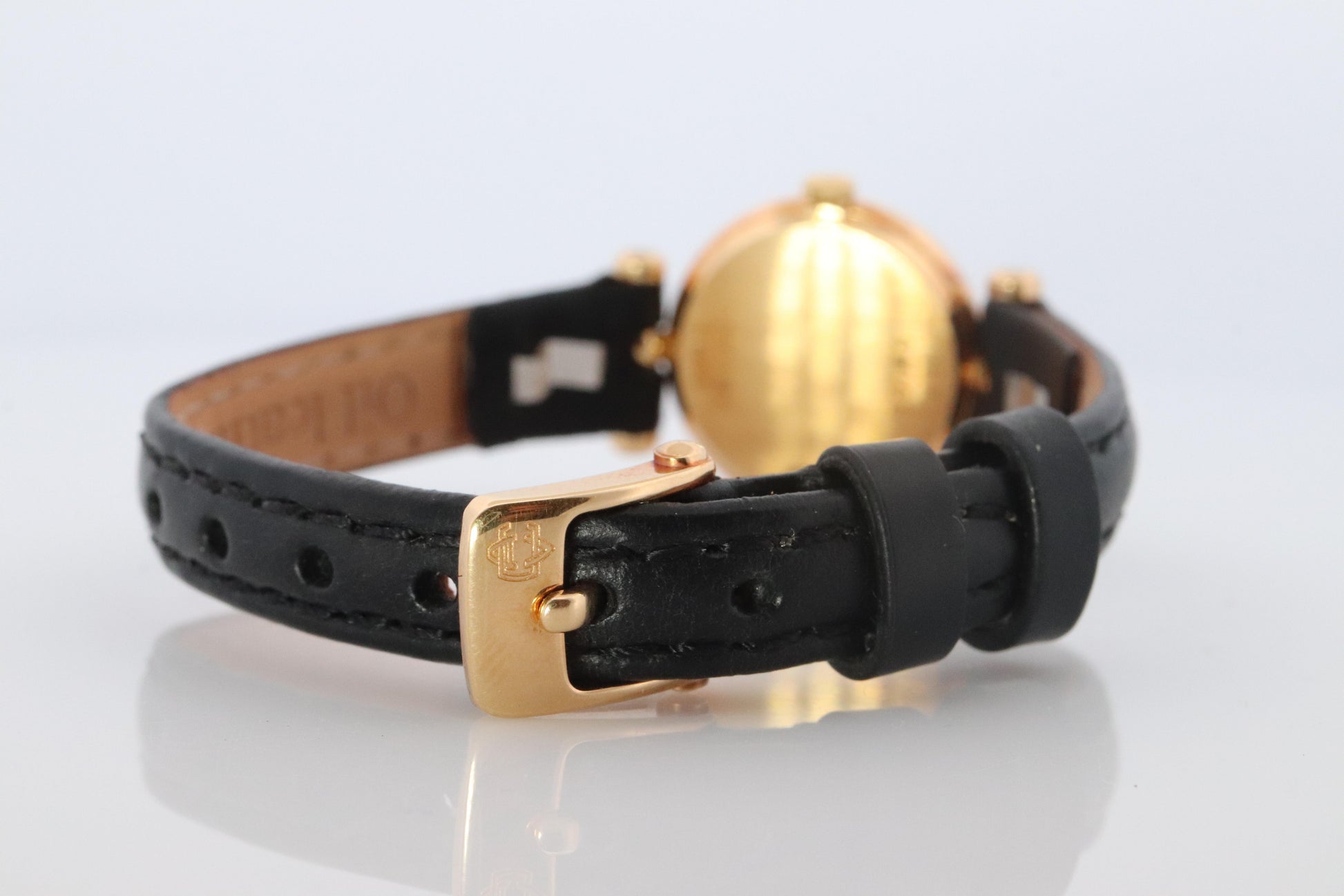 Van Cleef and Arpels 18901 watch. 18k Gold VCA Classique Diamond Sapphire Bezel.