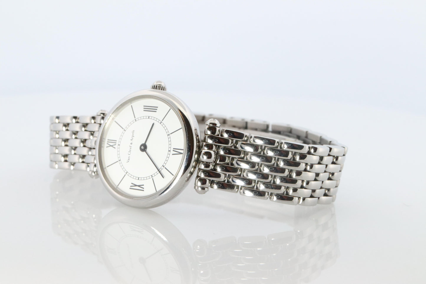 Van Cleef and Arpels HH4584 watch. La Collection SS Round 25mm Watch