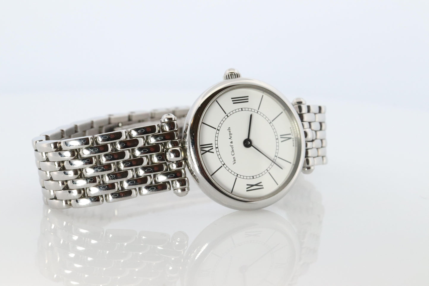 Van Cleef and Arpels HH4584 watch. La Collection SS Round 25mm Watch