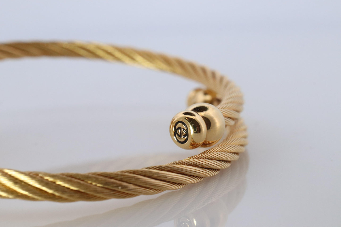 Vintage GUCCI Quartz 2700.2.L Watch. Gucci Ladies Bangle Gold Tone MOP Dial.