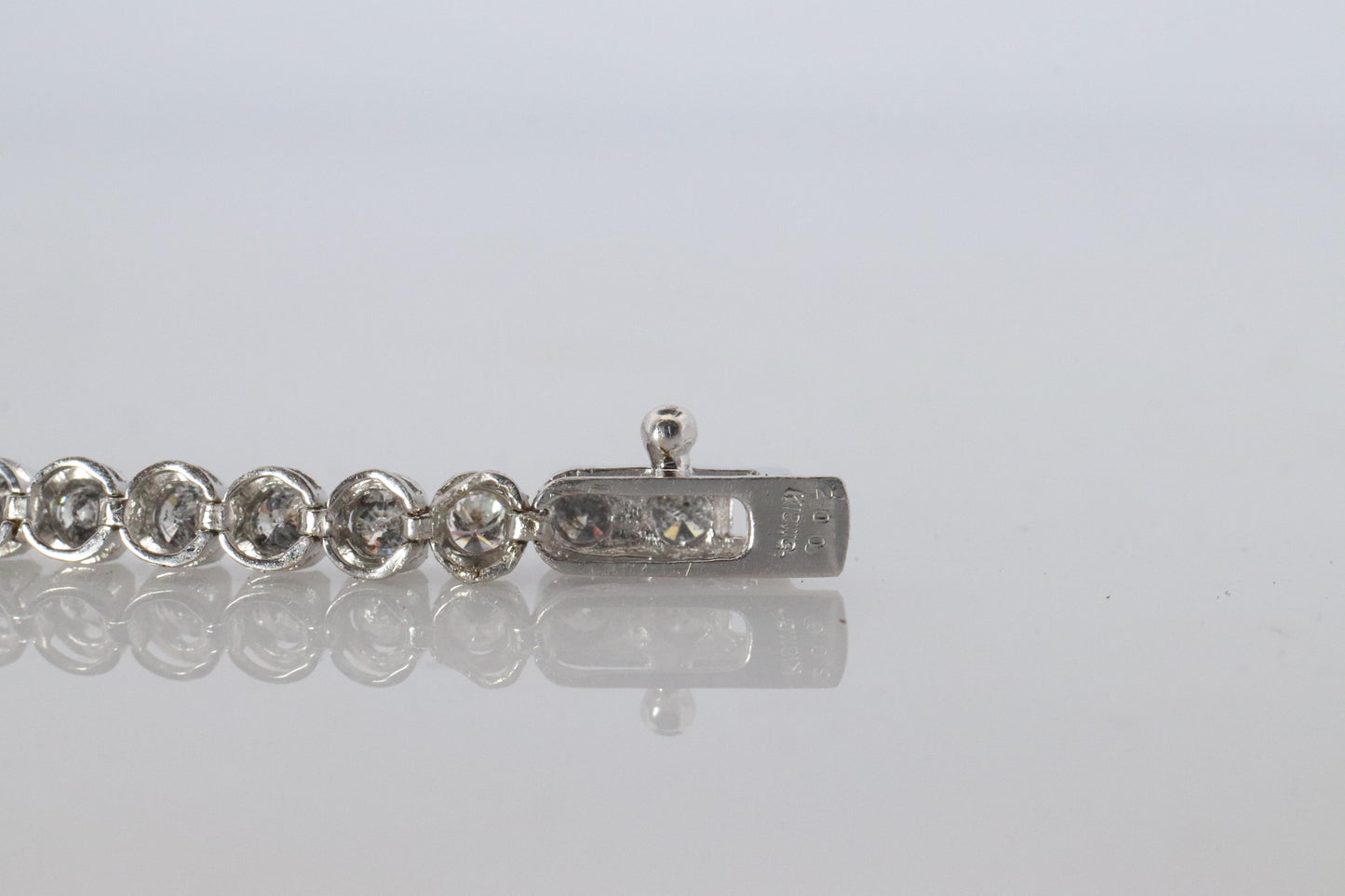 18k Diamond Tennis Bracelet. 18k White Gold round diamond Tennis bracelet. 2CTW